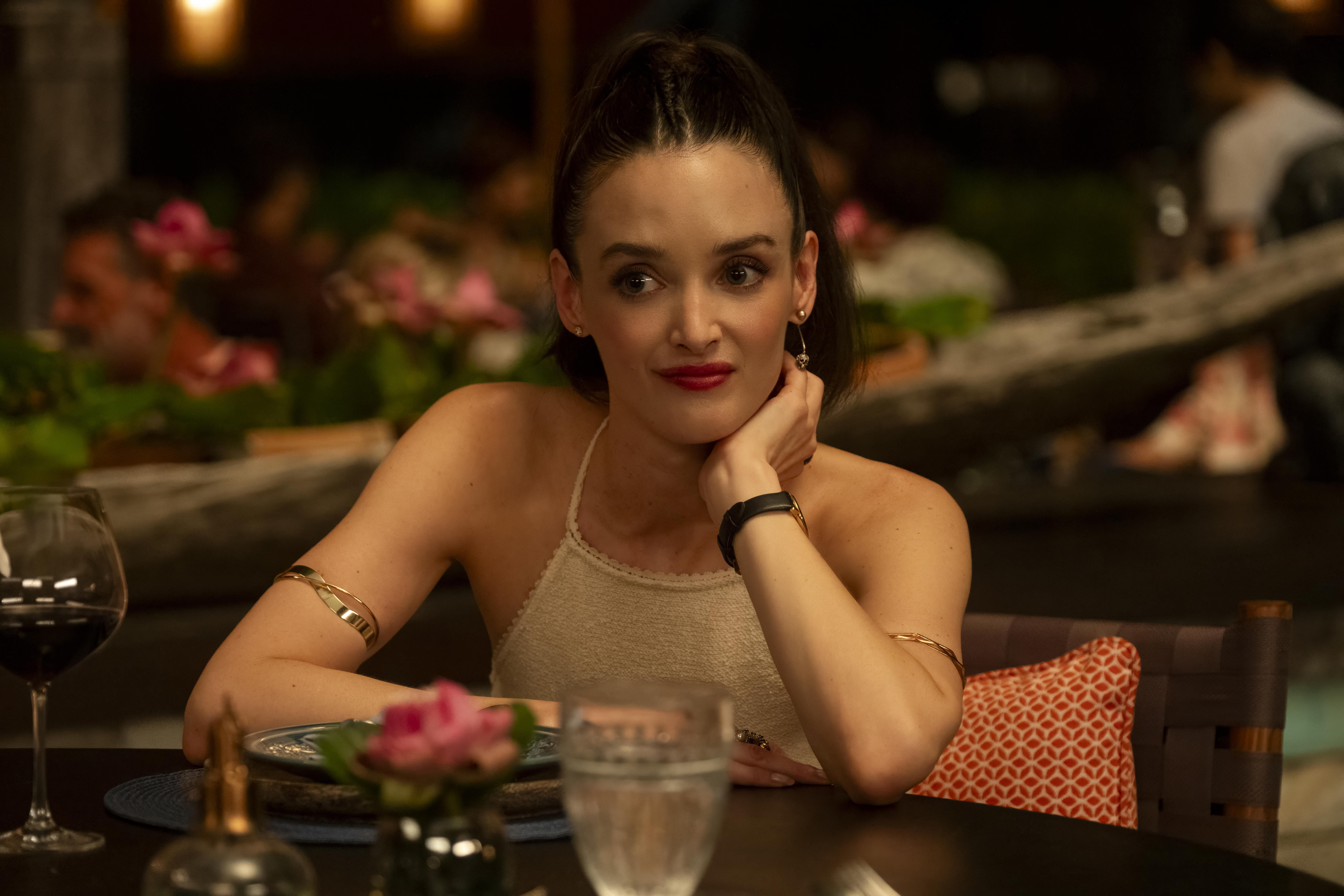 Charlotte Le Bon como Chloe em The White Lotus