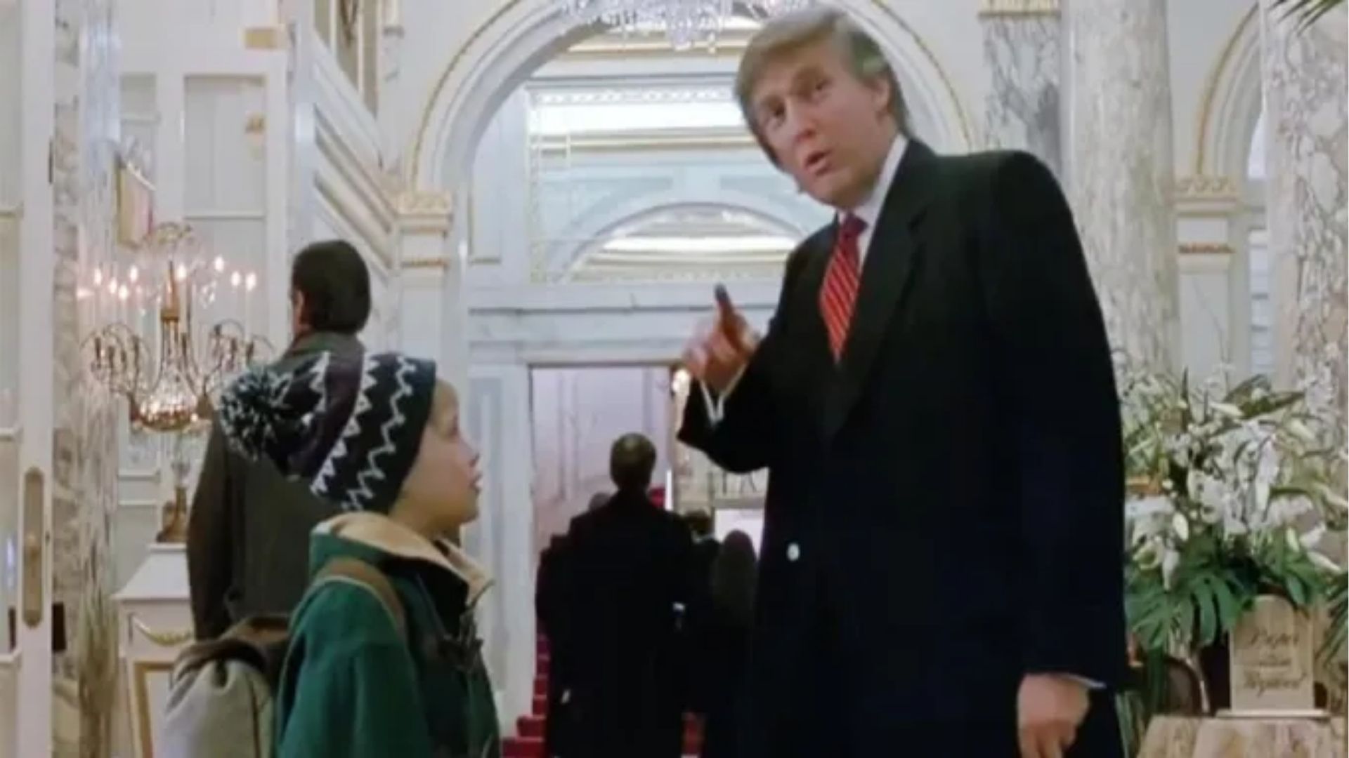 Macauley Culkin com Donald Trump em 'Esqueceram de Mim 2' de 1992 | Reprodução