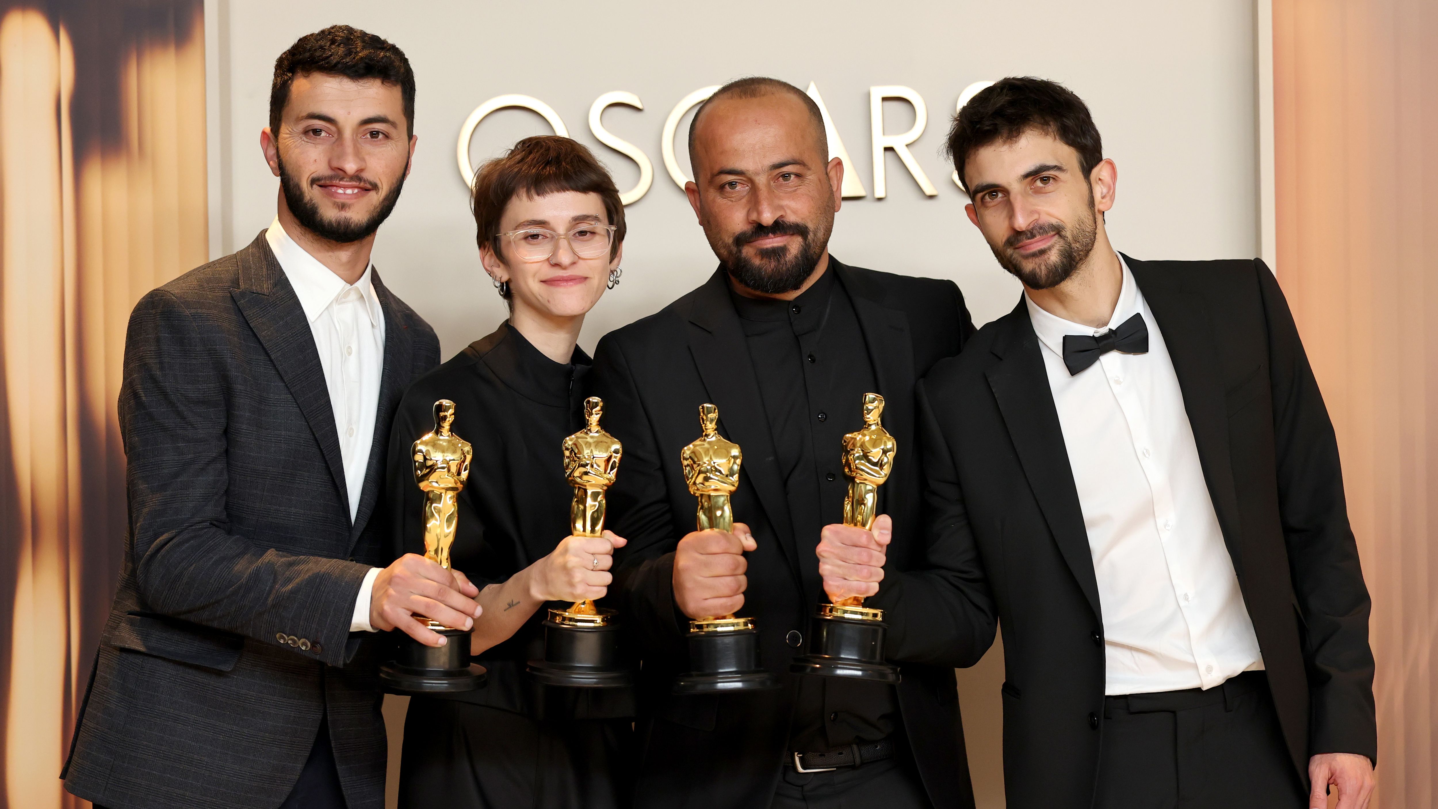 Basel Adra, Rachel Szor, Hamdan Ballal e Yuval Abraham, co-diretores de Sem Chão (Foto: Mike Coppola/Getty Images)