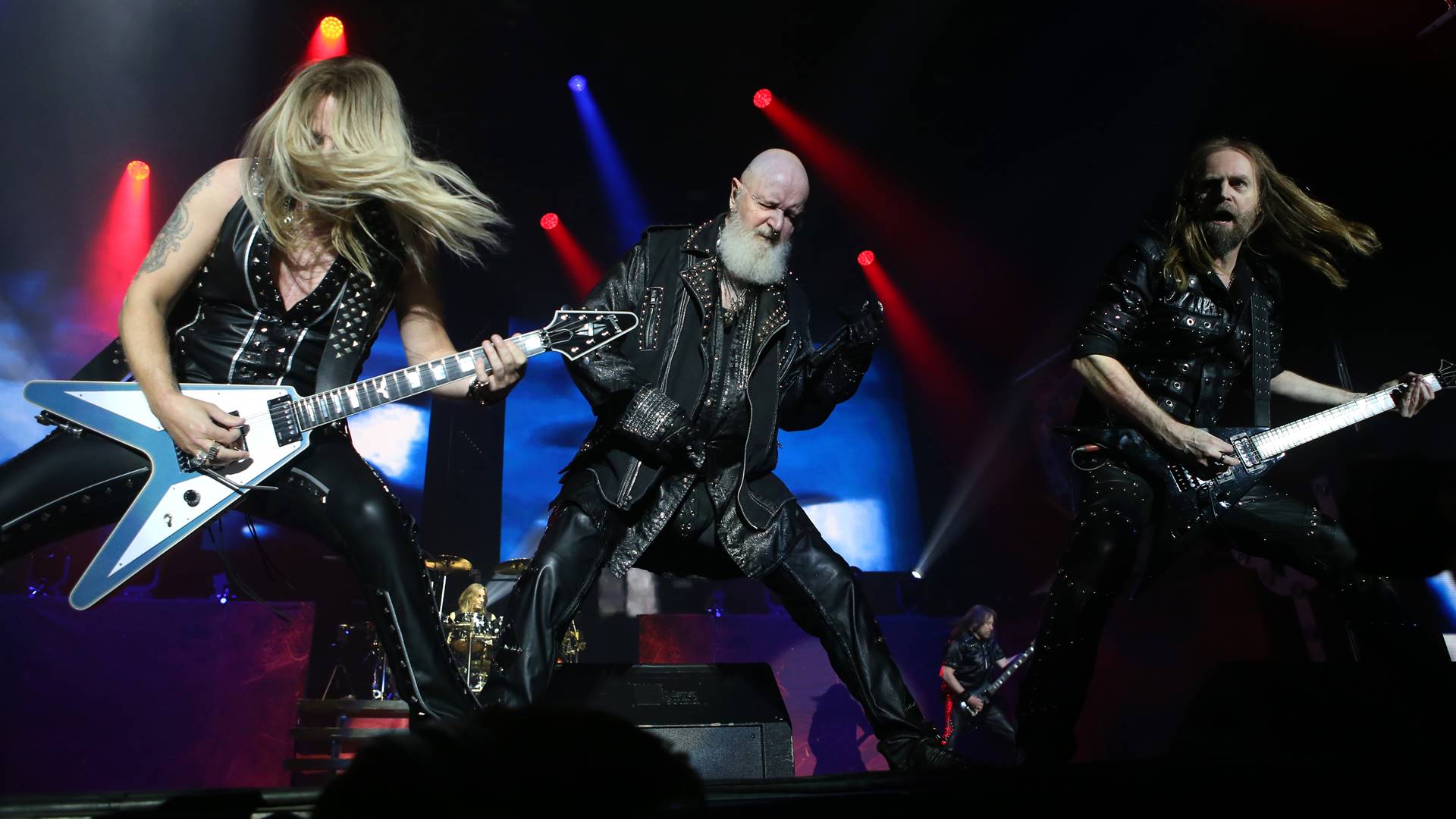 Judas Priest em 2024 (E-D): Richie Faulkner, Rob Halford e Andy Sneap
