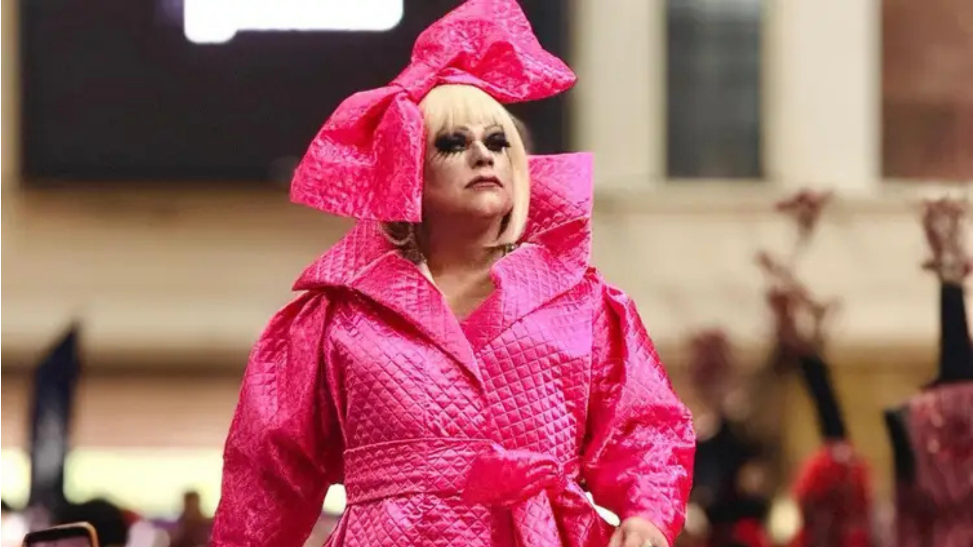 Drag Danny D’Avalon desfilou na Central do Brasil com look inspirado no que Lady Gaga usou no Met Gala em 2019 (Foto: Jorge Badaue/Rio Sem LGBTIfobia)