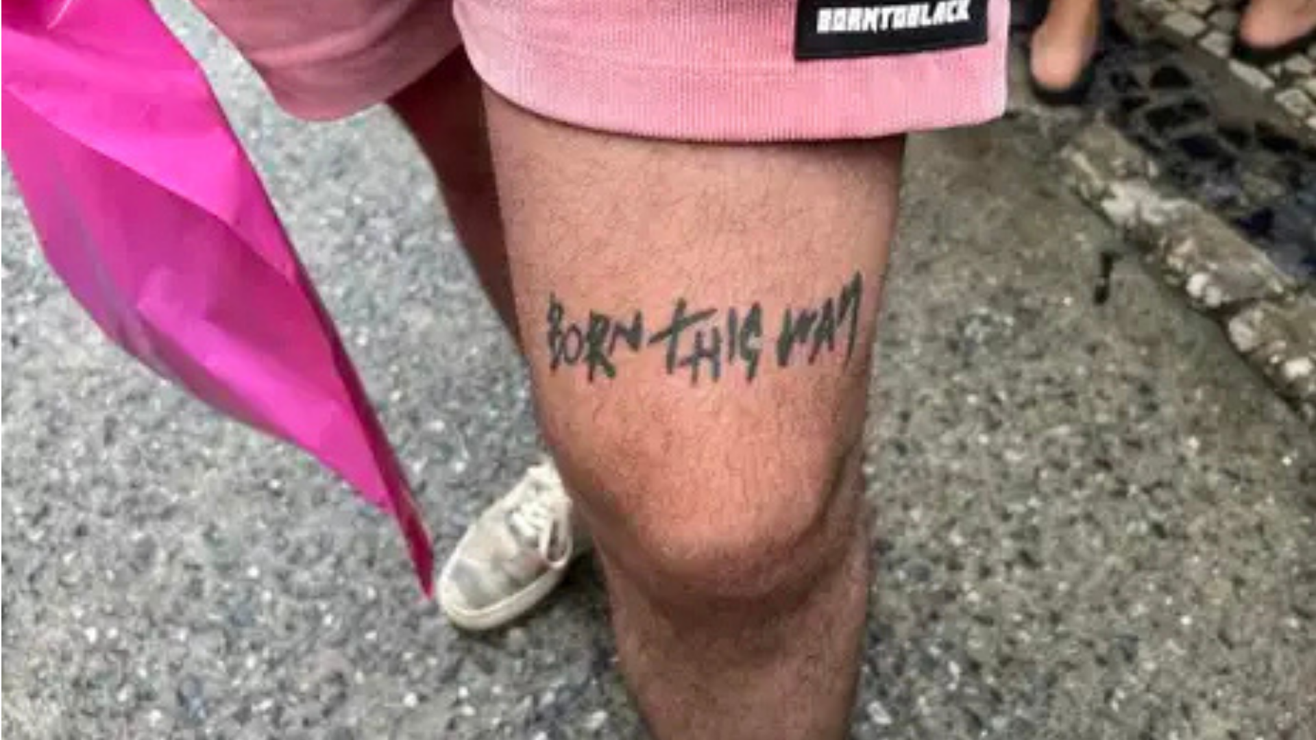 Lucas Braga mostra tatuagem em homenagem à cantora Lady Gaga e ao álbum Born This Way (Foto: Vinícius Lisboa/Agência Brasil)