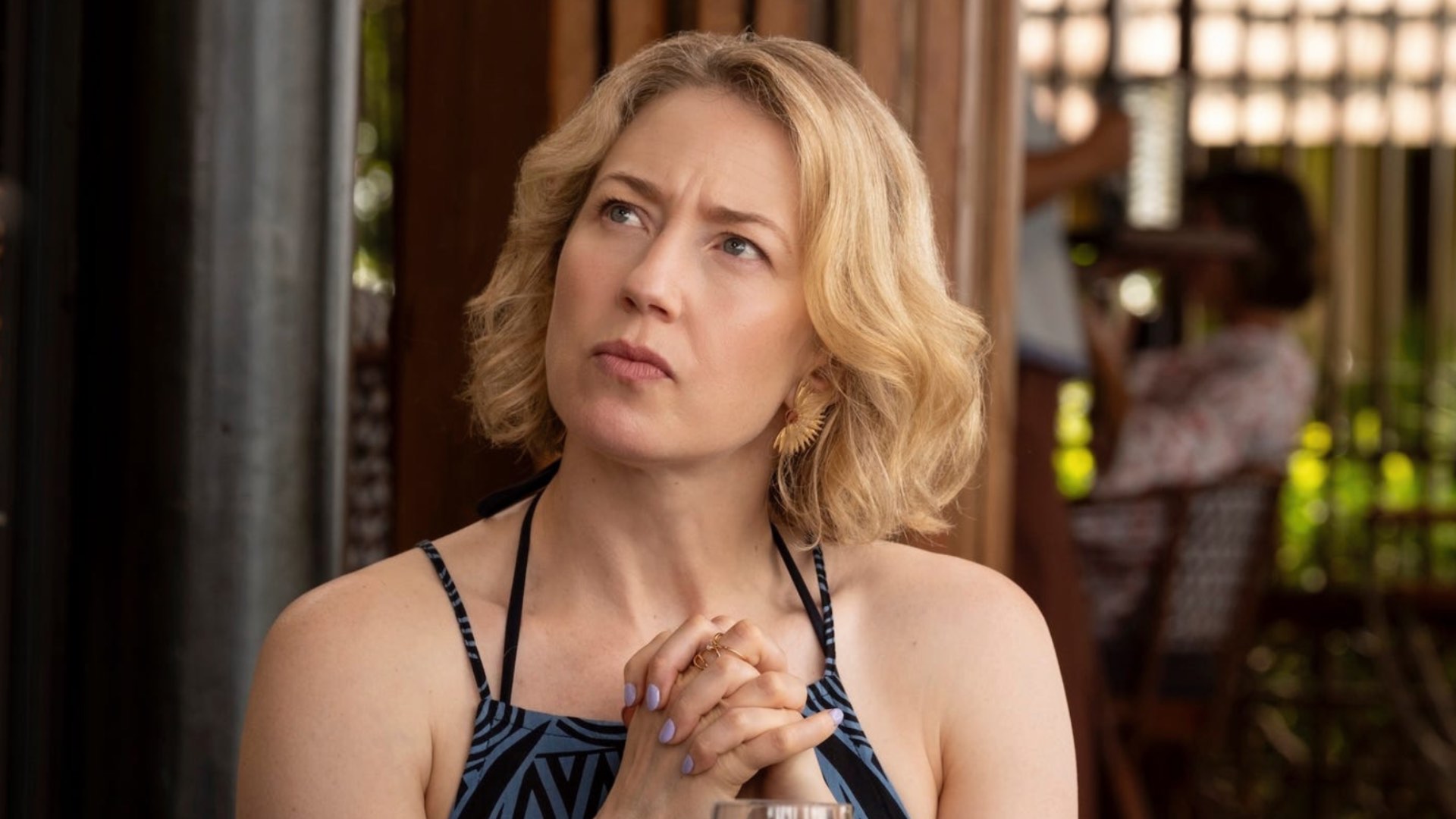 Carrie Coon como Laurie Duffy em The White Lotus