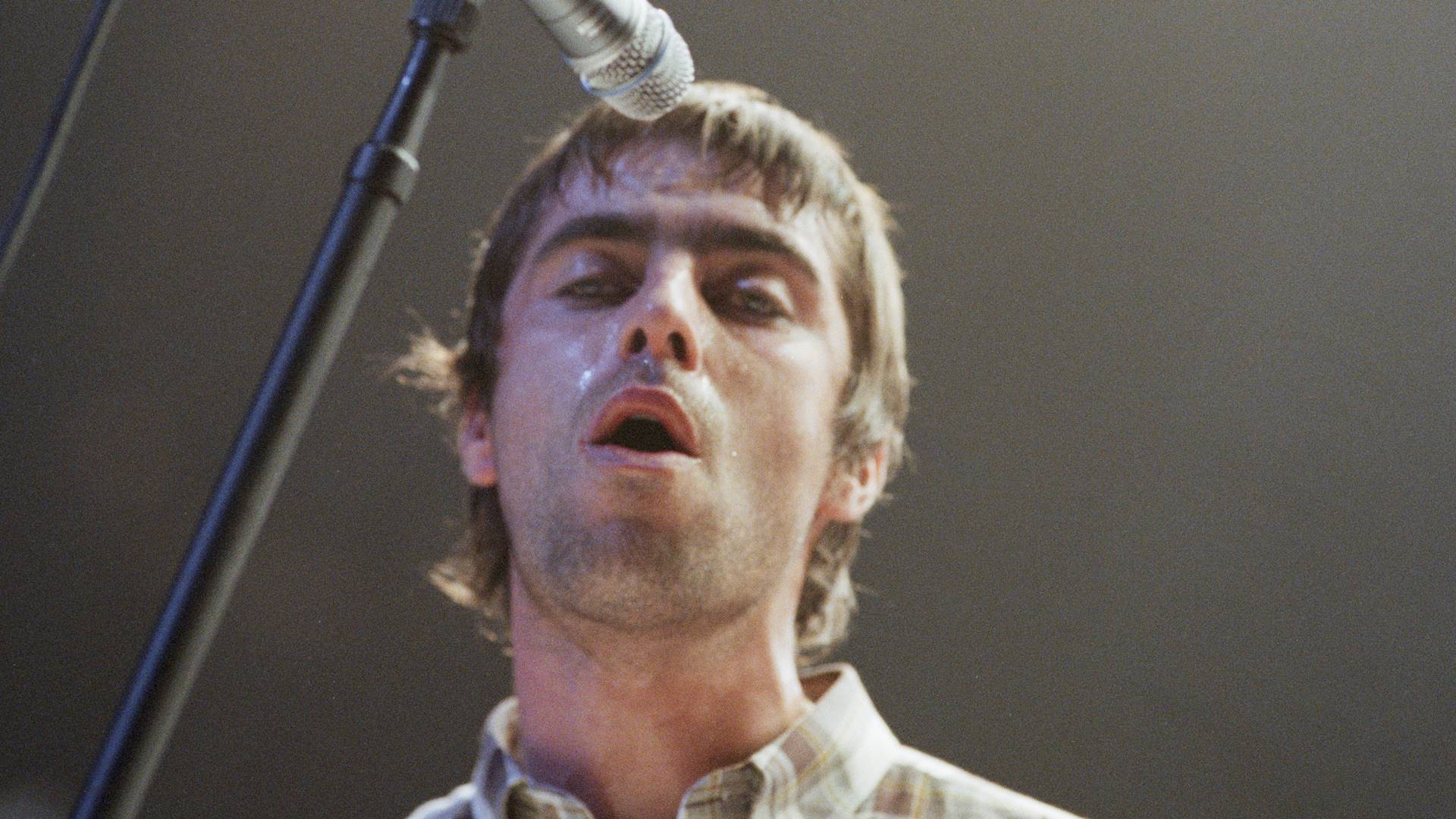 Liam Gallagher, vocalista do Oasis, em 1997
