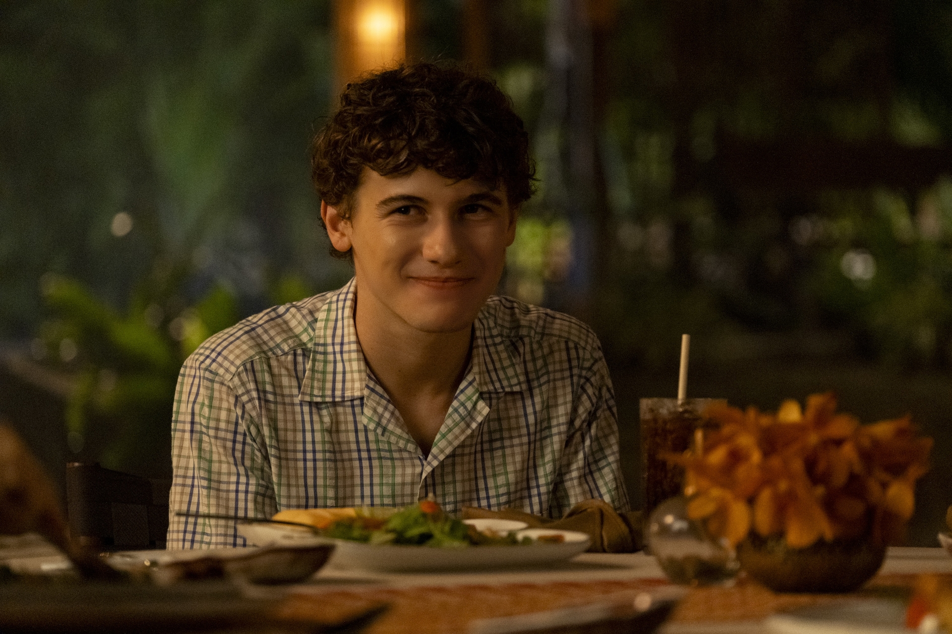 Sam Nivola como Lochlan Ratliff em The White Lotus