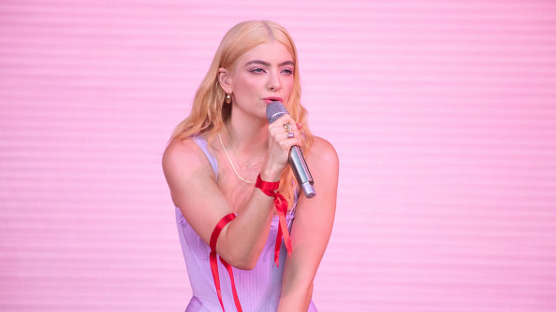 Lorde durante o festival Glastonbury em 2022