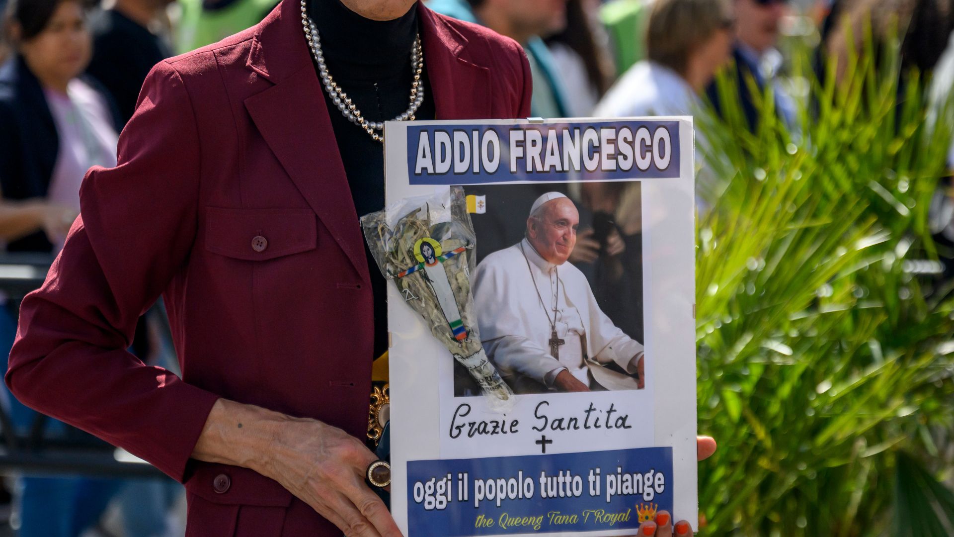 Um fiel segura uma imagem do Papa Francisco na Praça São Pedro após a morte do pontífice