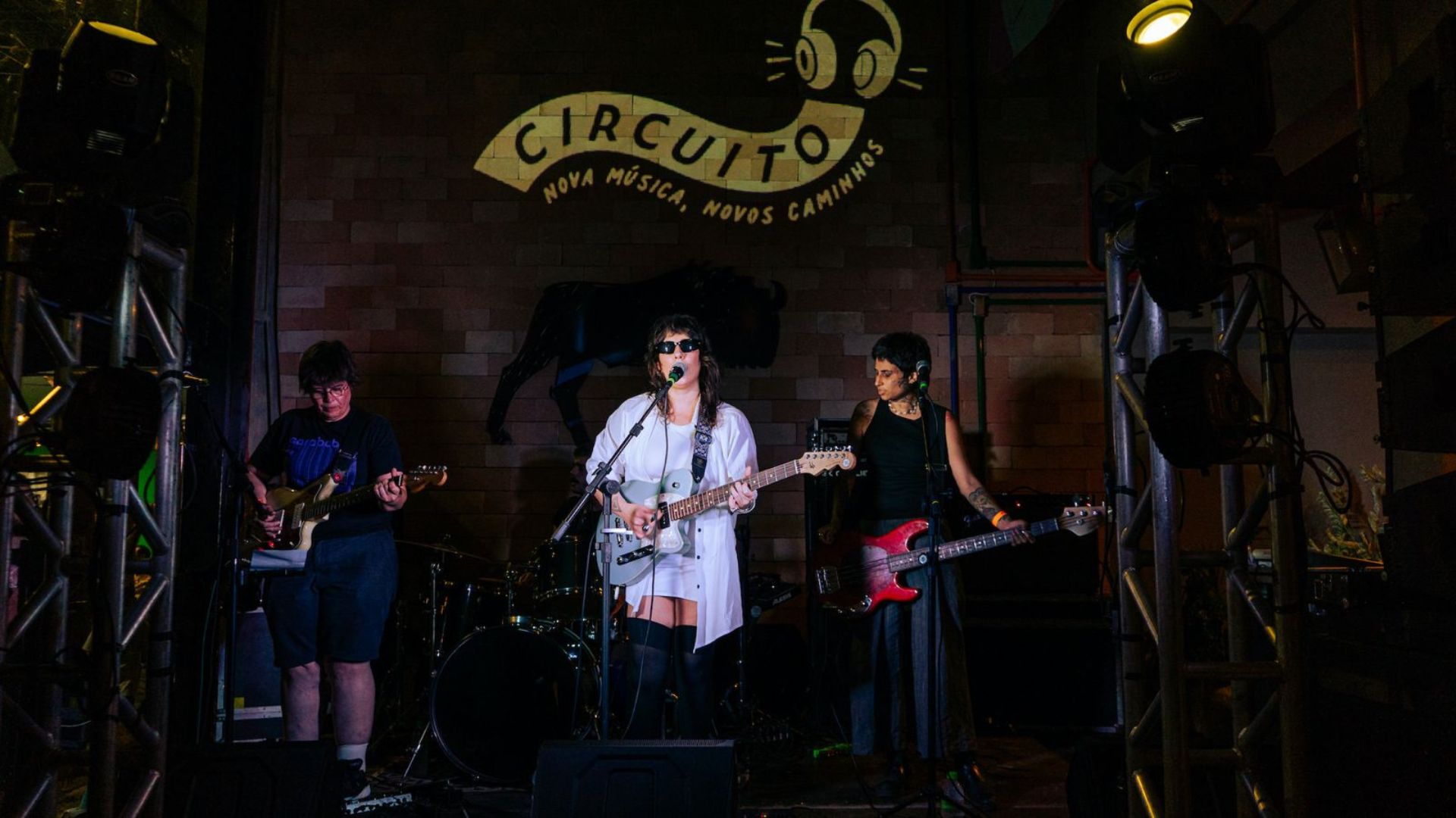 Luiza MADRE se apresentando no Circuito - Nova Música, Novos Caminhos na primeira edição