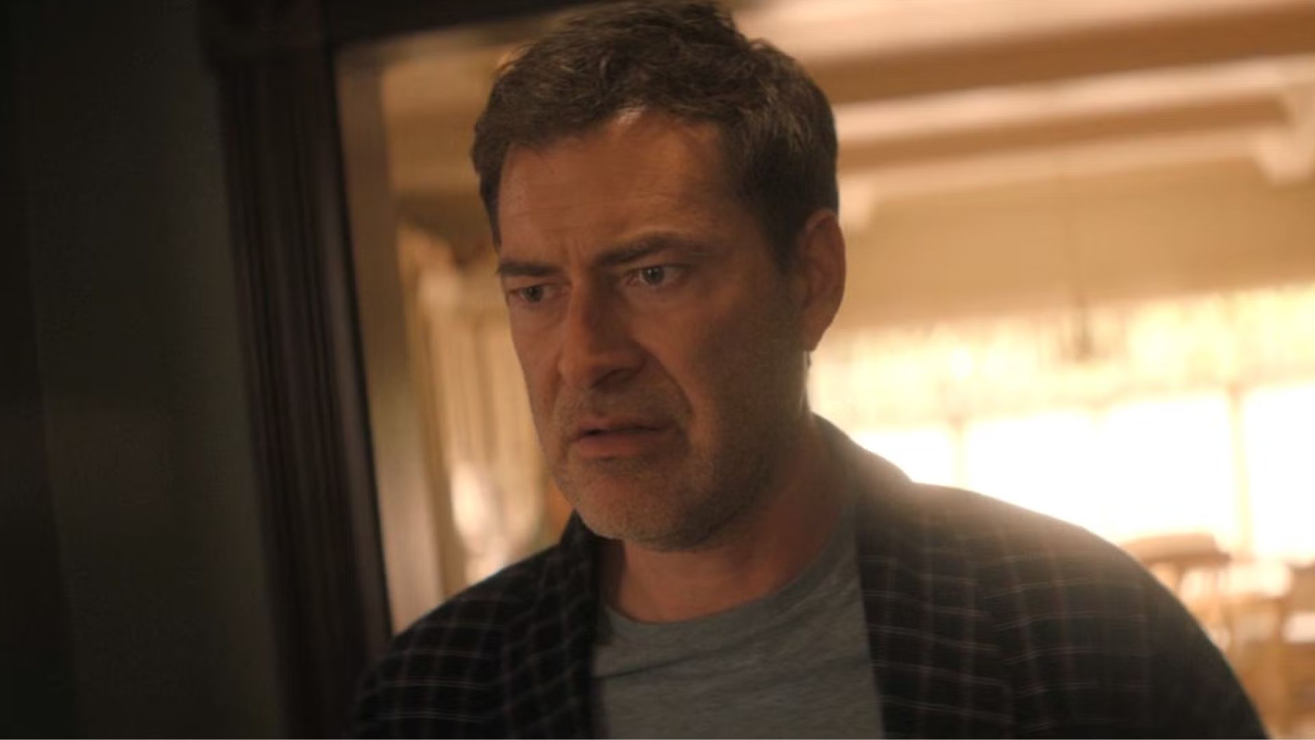 Mark Duplass disseca seu personagem em Uma Família Perfeita, minissérie do Disney+: 'Não queria julgá-lo'