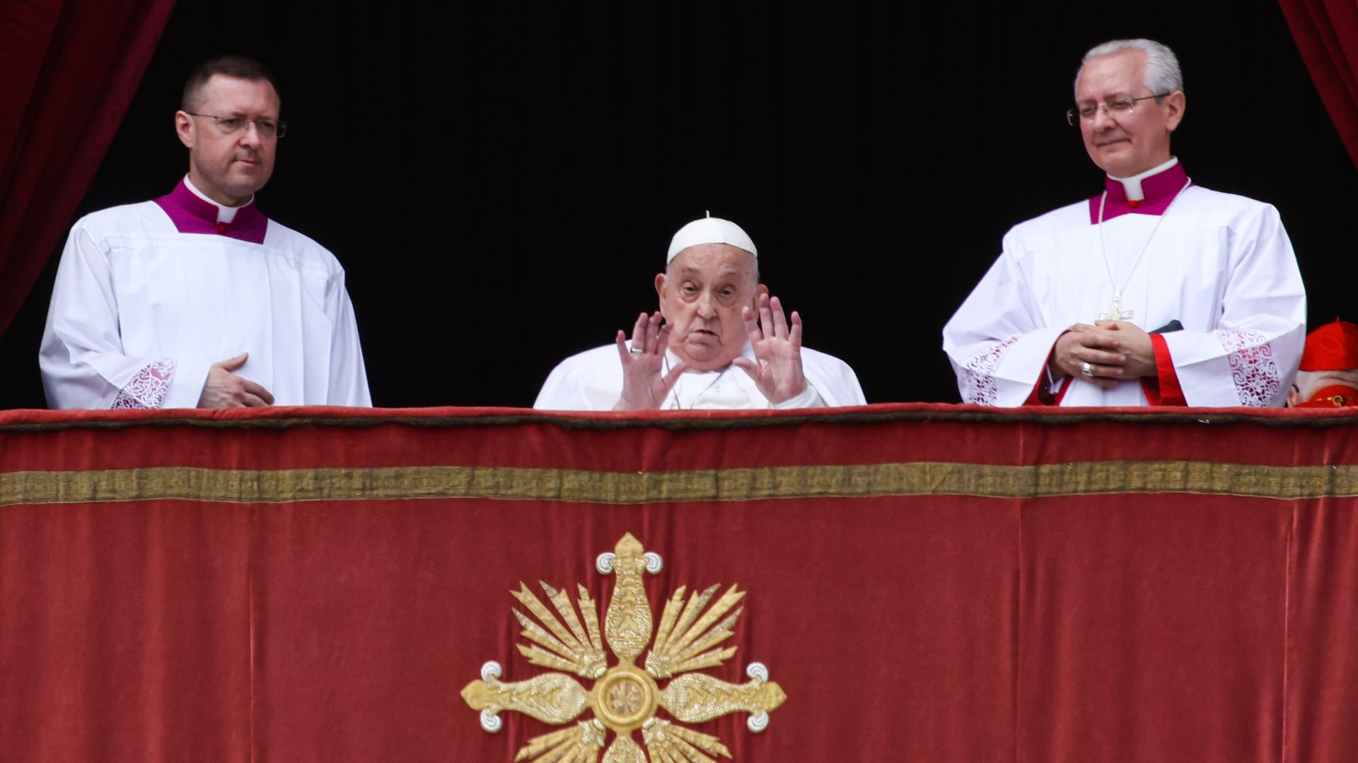 O Papa Francisco faz a bênção "Urbi et Orbi" do balcão da Praça de São Pedro no dia 20 de abril de 2025, no Vaticano, em sua última aparição pública