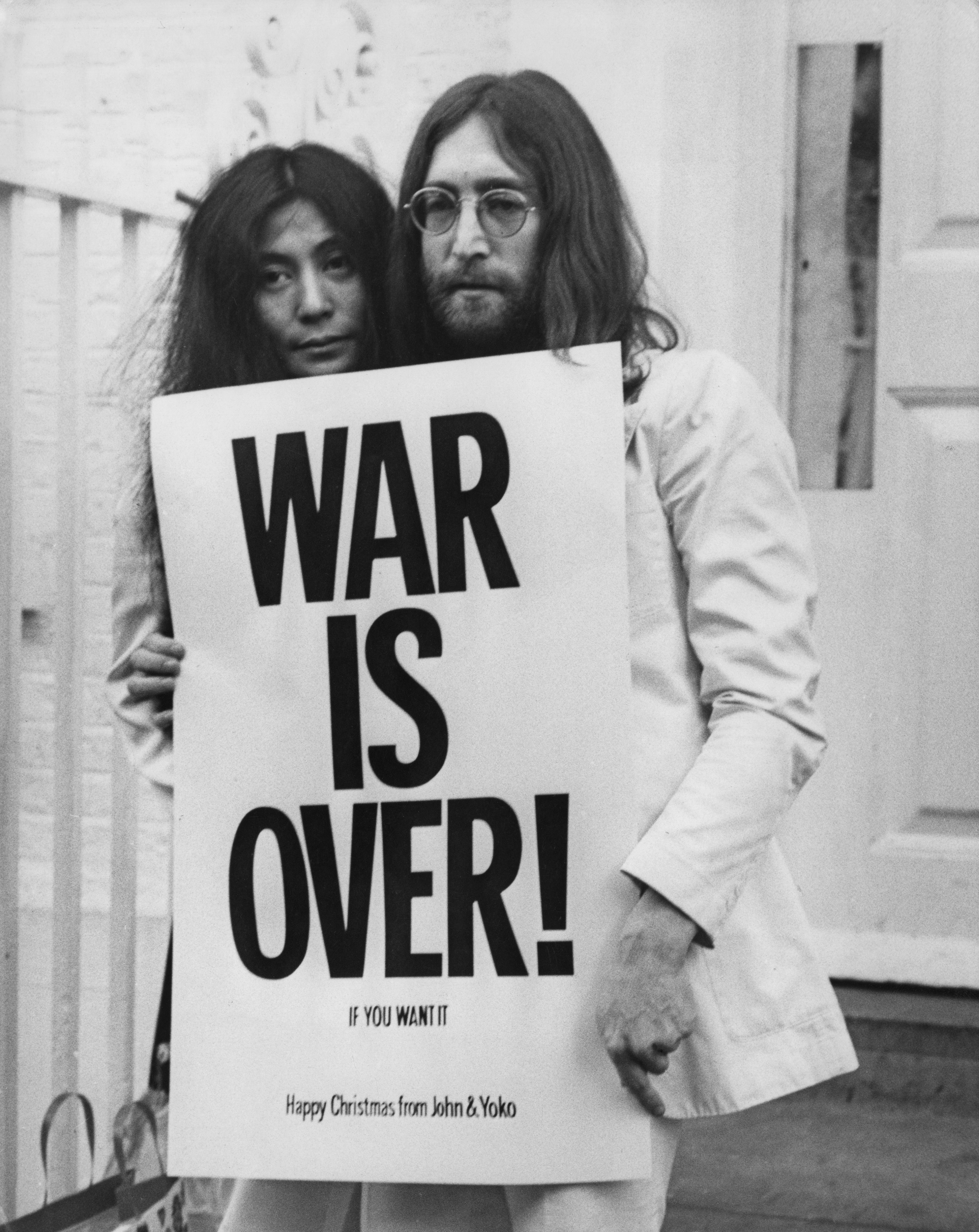 Yoko Ono e John Lennon protestam contra a Guerra do Vietnã (Foto: Frank Barrett/Keystone/Hulton Archive/Getty Images)