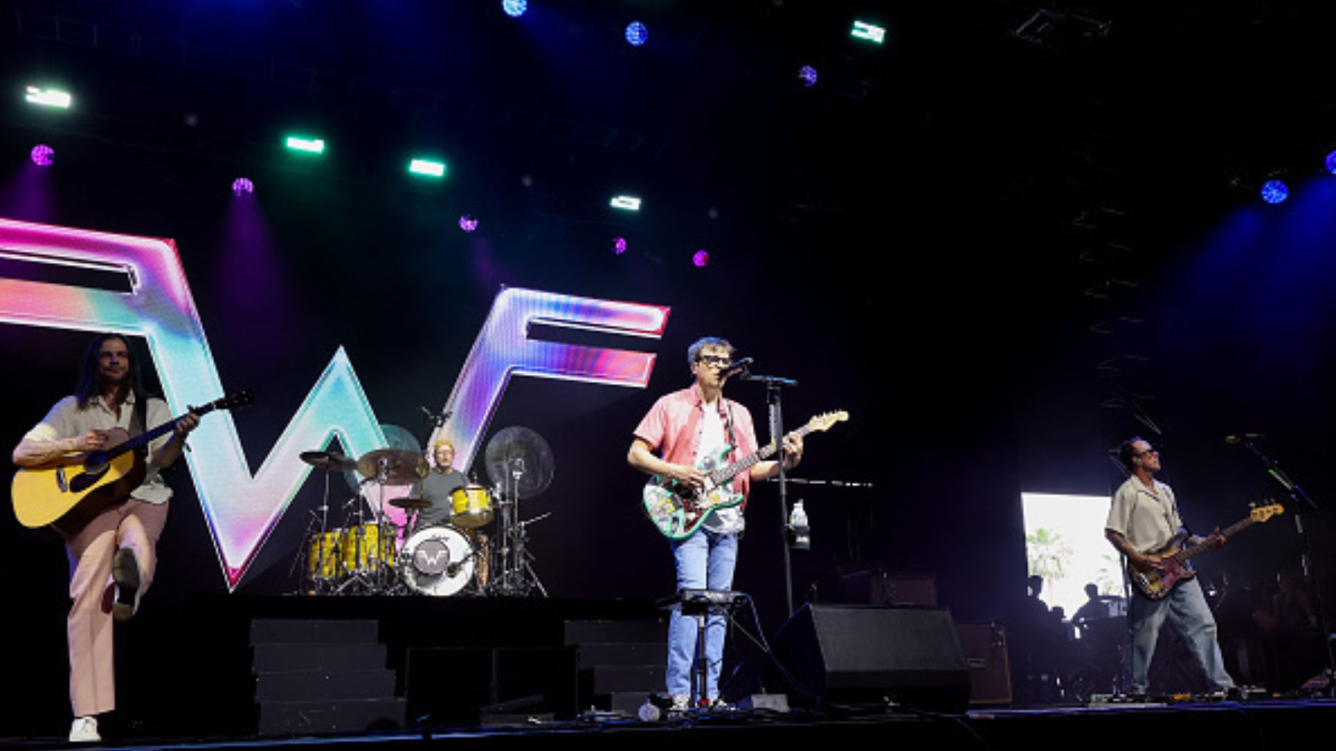 Brian Bell, Patrick Wilson, Rivers Cuomo e Scott Shriner da banda Weezer no Coachella 2025