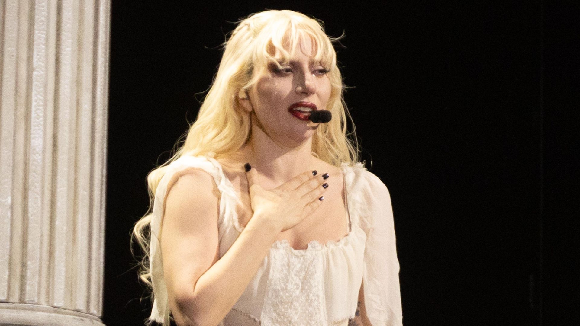 Ao final de seu show histórico em Copacabana, Lady Gaga se emocionou com os fãs cantando "Bad Romance" para ela (Foto: Brazil News)