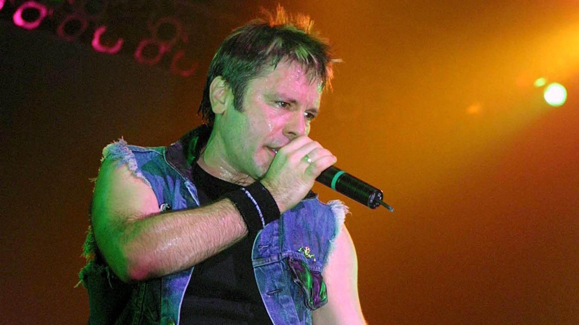 Bruce Dickinson, do Iron Maiden, em 2002