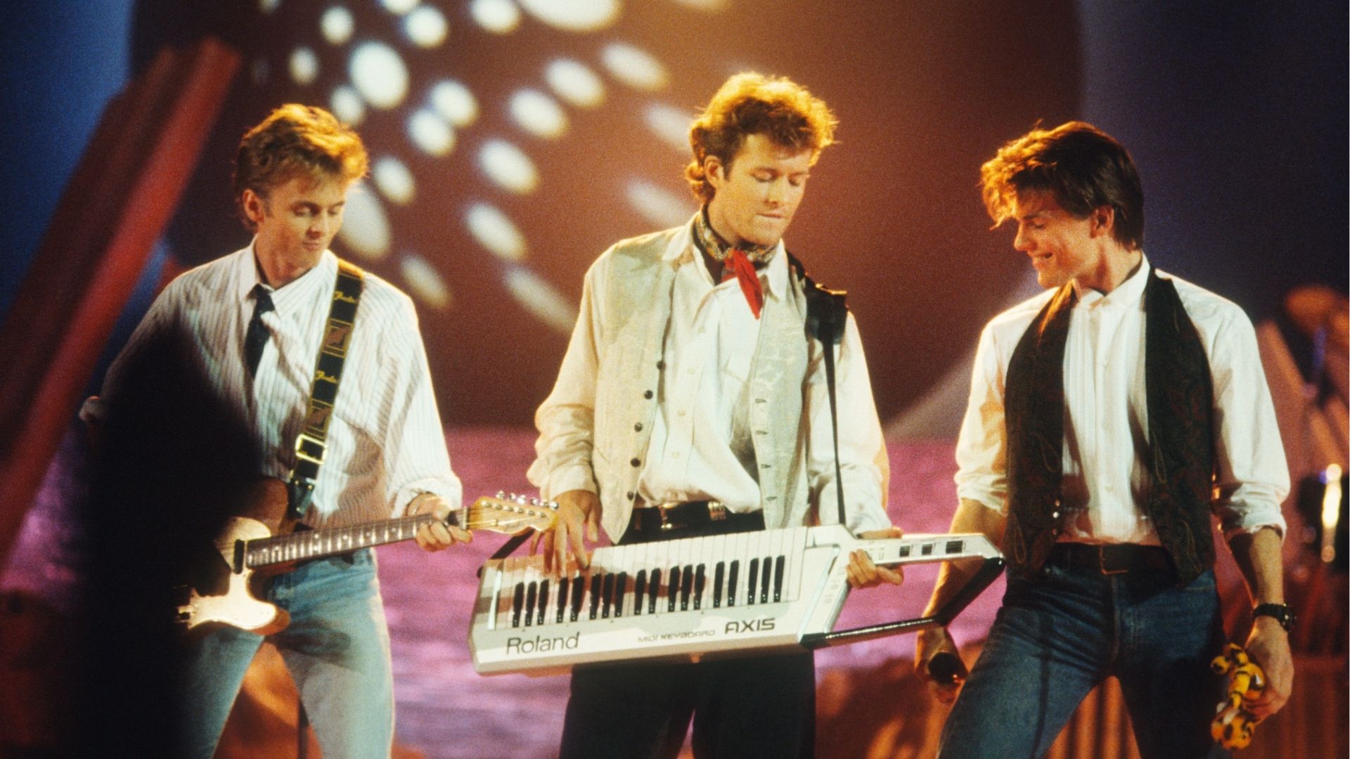 A-ha, Magne Furuholmen com Roland Keytar, Morten Harket, Paul Waaktaar-Savoy, Diamond Awards Festival, Sportpaleis, Antuérpia, Bélgica, 19 de novembro de 1988. (Foto de Gie Knaeps/Getty Images)