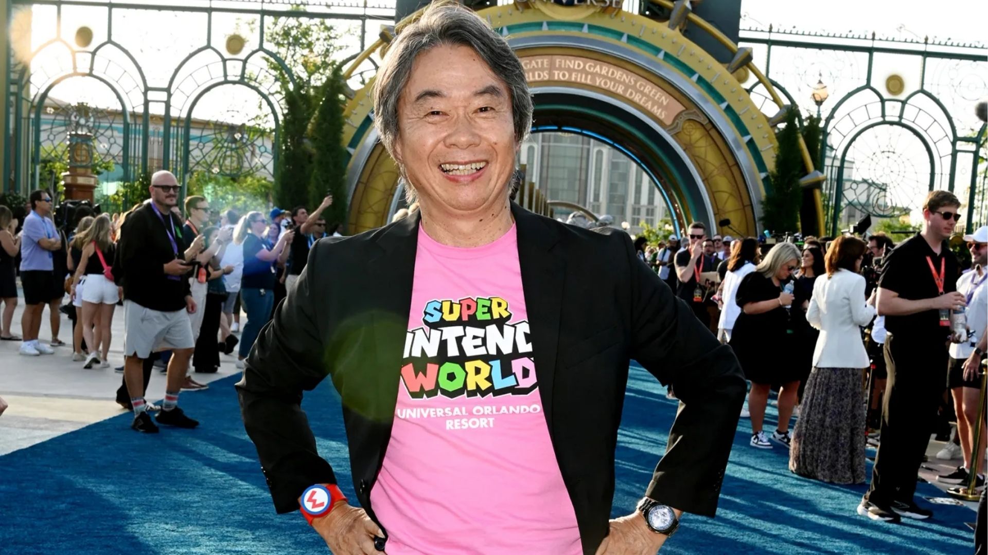 Shigeru Miyamoto comparece à inauguração do Super Nintendo World em Orlando, Flórida.