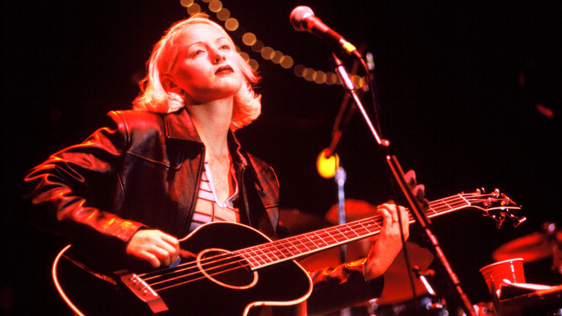 D'arcy Wretzky, do Smashing Pumpkins, em 1997