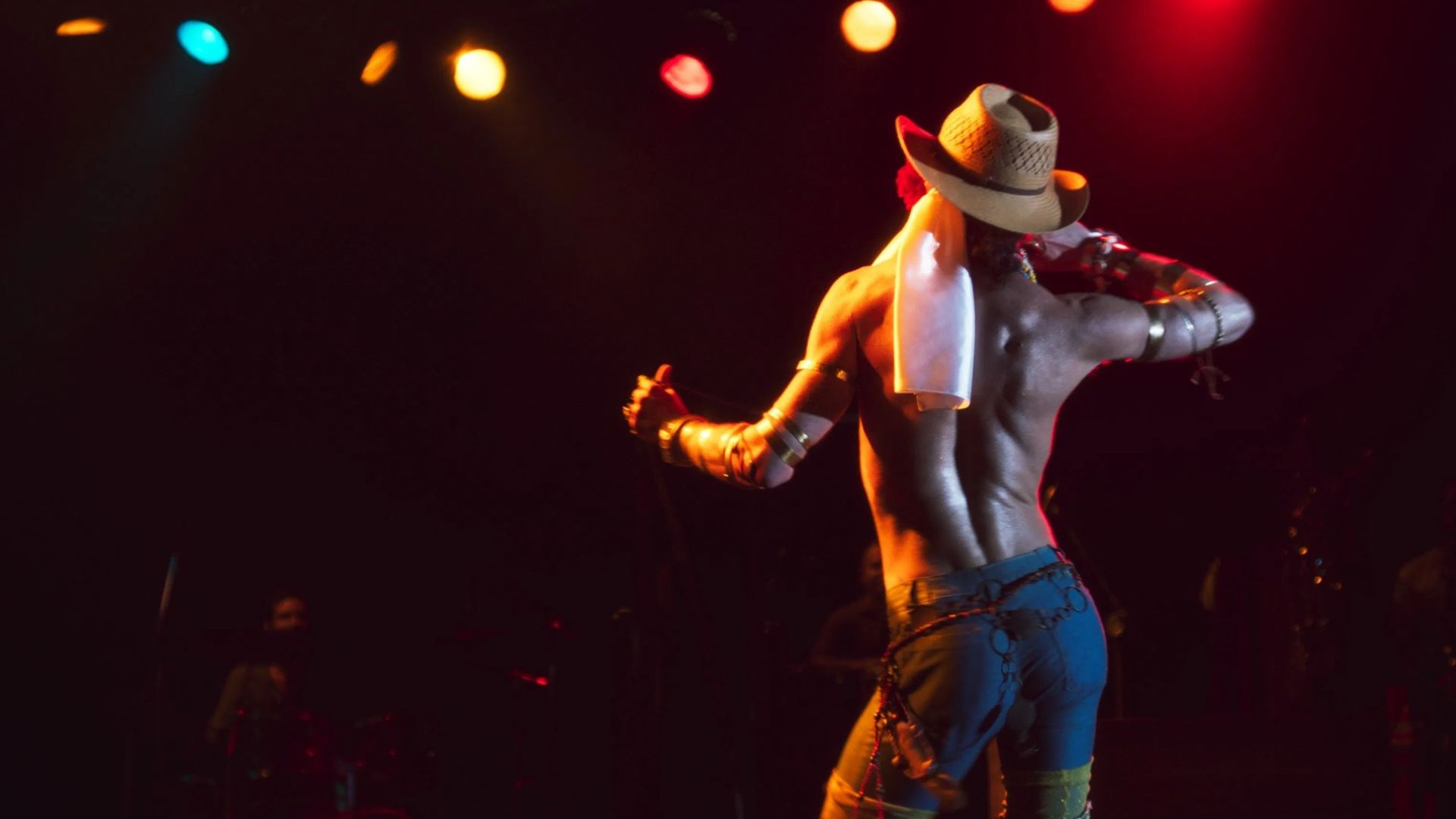 Jesuíta Barbosa como Ney Matogrosso em Homem com H (Divulgação/Paris Filmes)