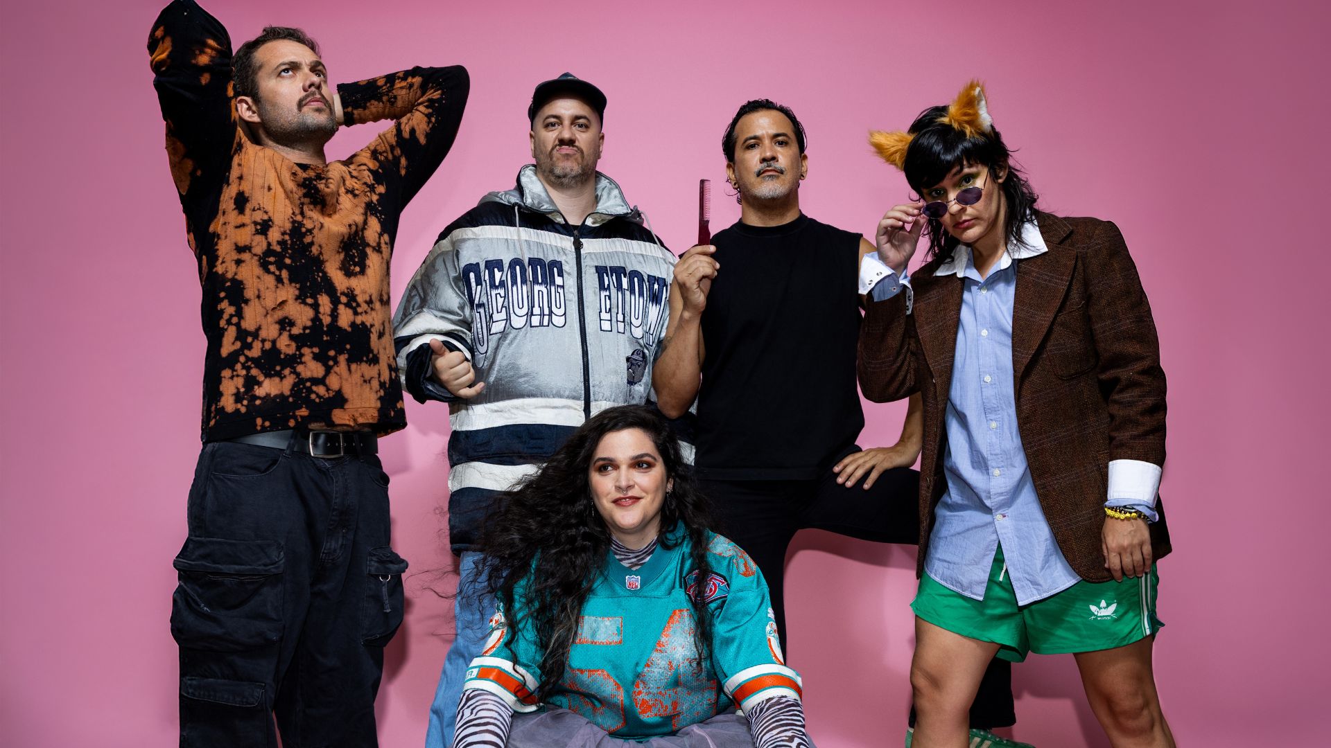 Emmily Barreto, Theo van der Loo, Niper Boaventura, Raphael Miranda e Cris Botarelli formam Ego Kill Talent