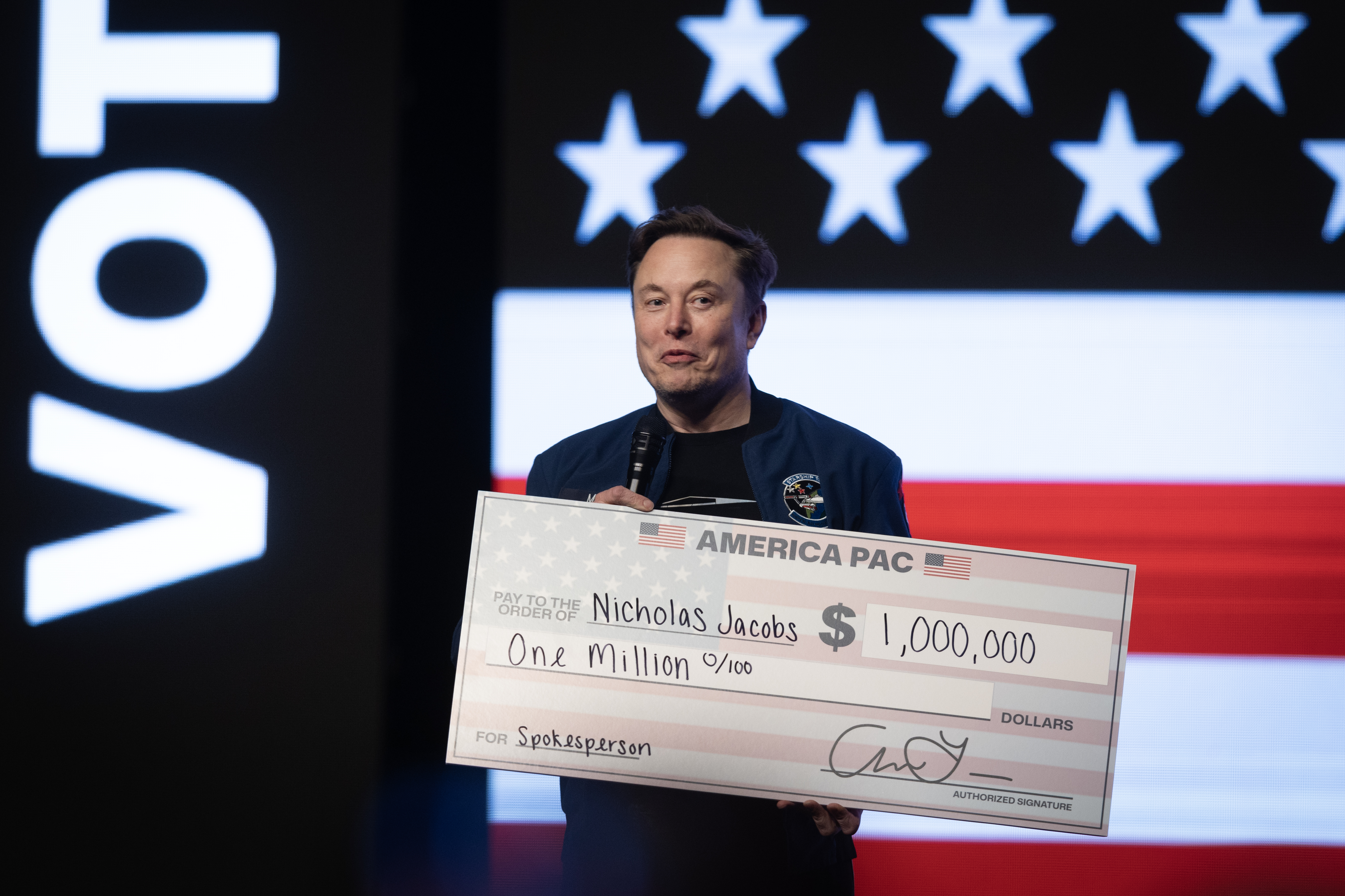 Elon Musk dá dinheiro a apoiadores durante evento (Foto: Scott Olson/Getty Images)
