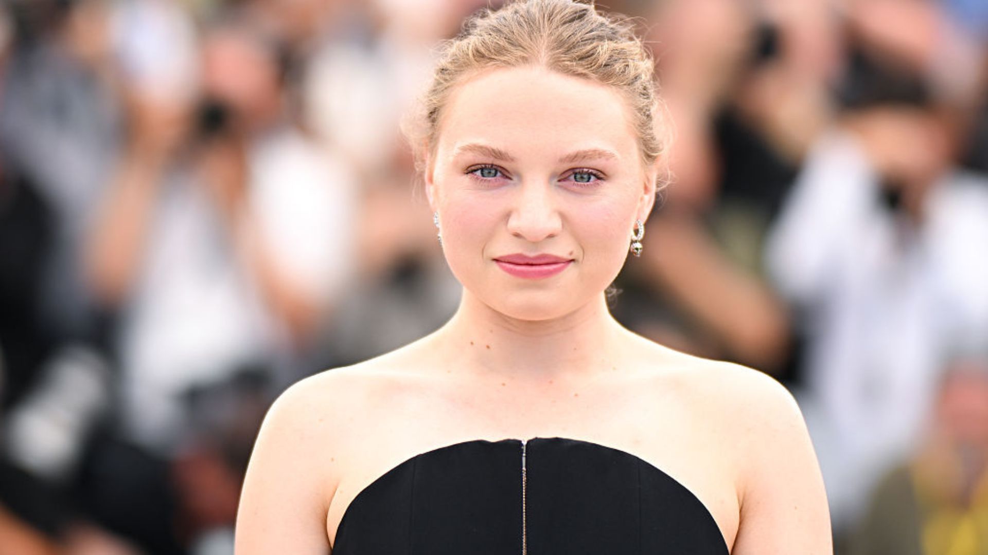 Filha de Kate Winslet se emociona ao ser ovacionada em Cannes