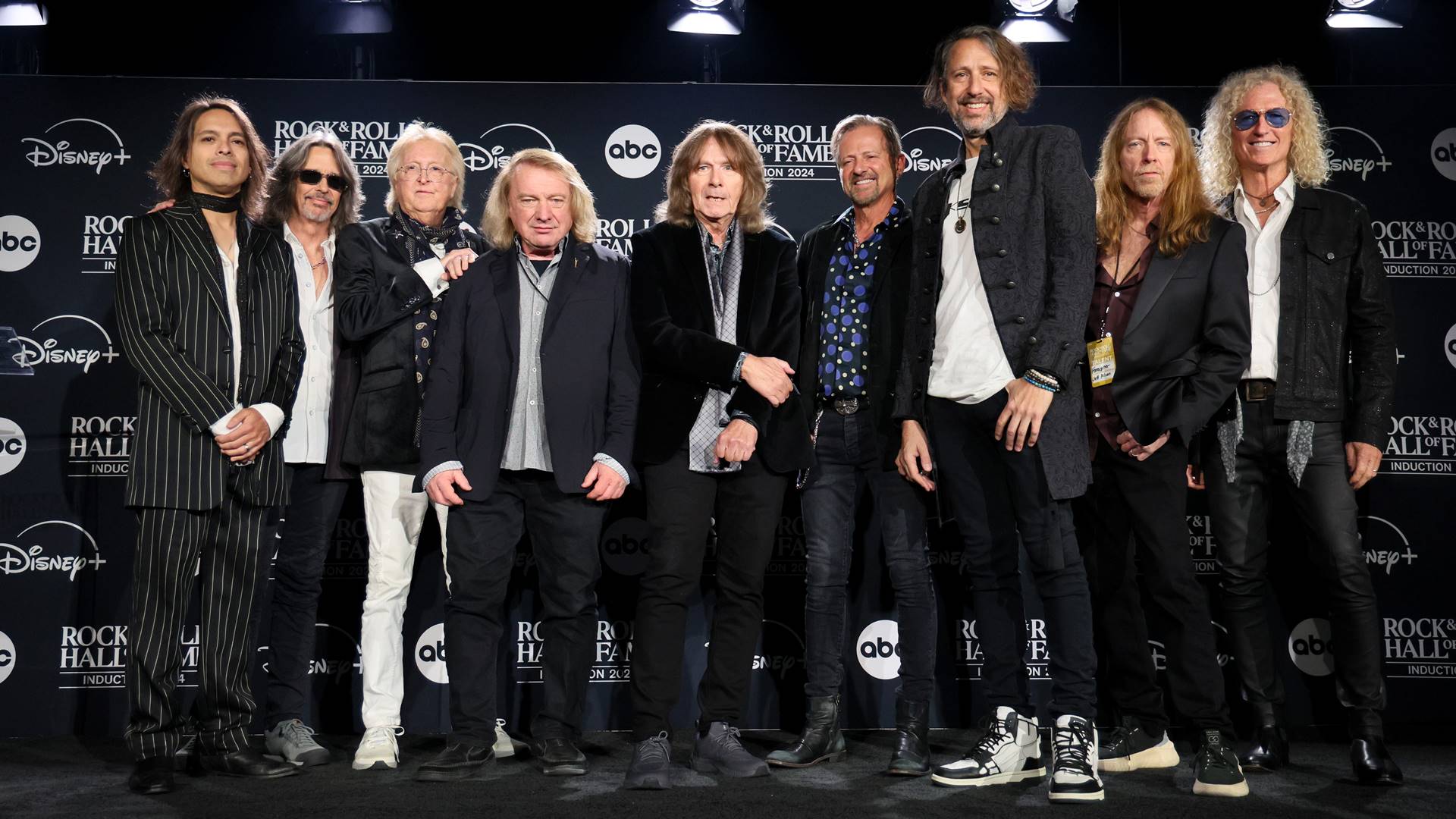 Ex e atuais membros do Foreigner no Rock and Roll Hall of Fame 2024 (E-D): Luis Maldonado, Kelly Hansen, Rick Wills, Lou Gramm, Al Greenwood, Chris Frazier, Michael Bluestein, Jeff Pilson e Bruce Watson