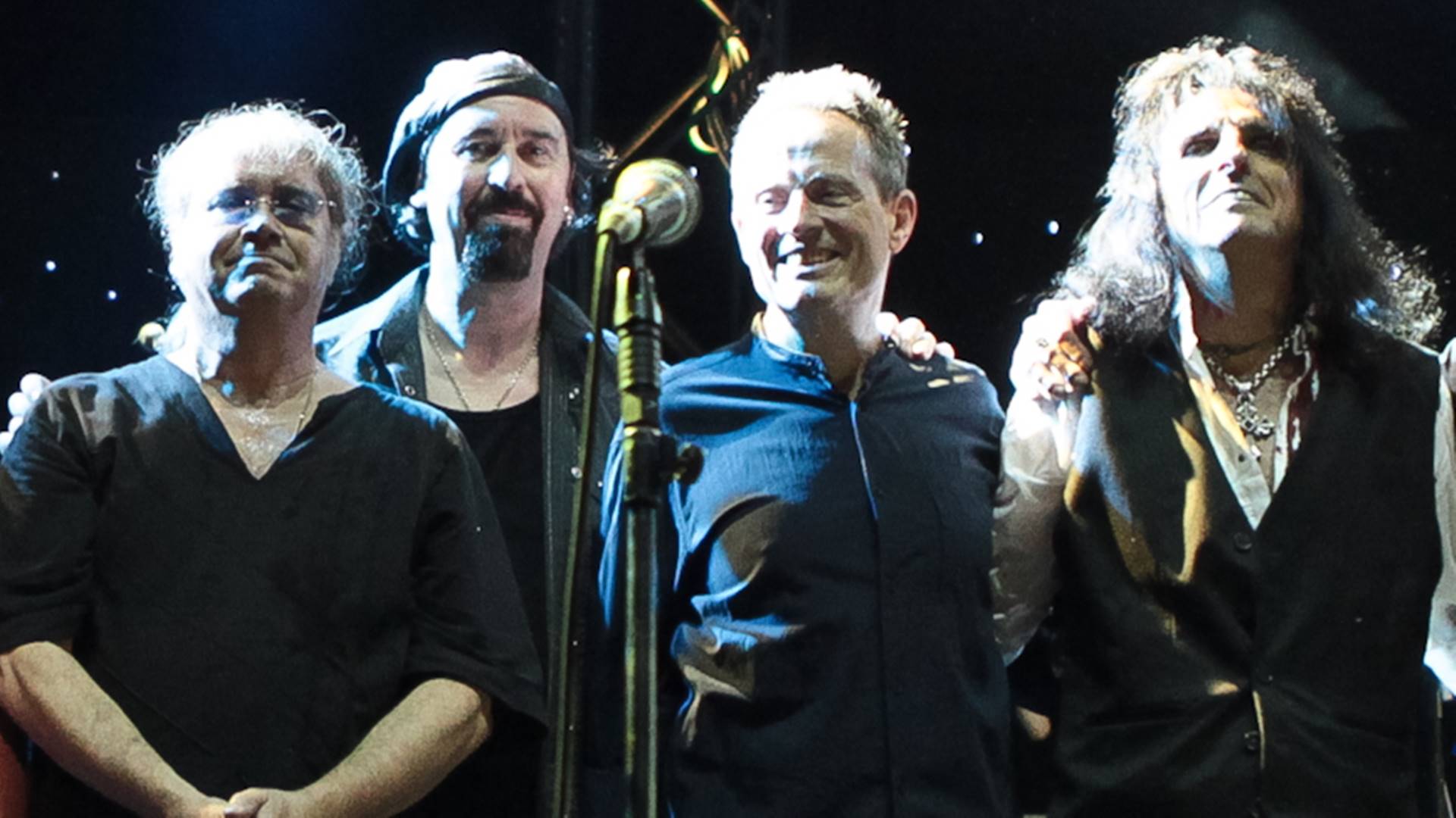 Ian Paice (esq.), baterista do Deep Purple, com Alice Cooper (dir.), além de Micky Moody e John Paul Jones, em 2012