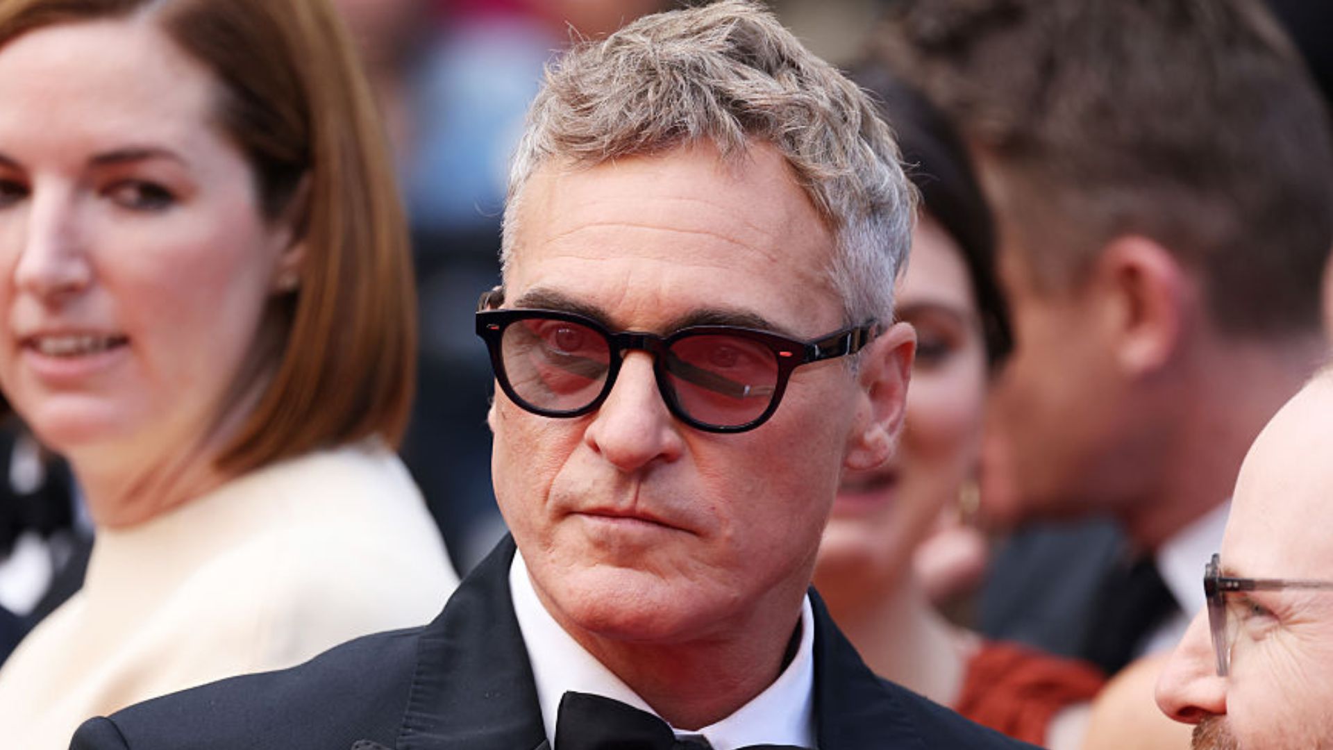 Joaquin Phoenix se emociona durante aplausos para Eddington em Cannes