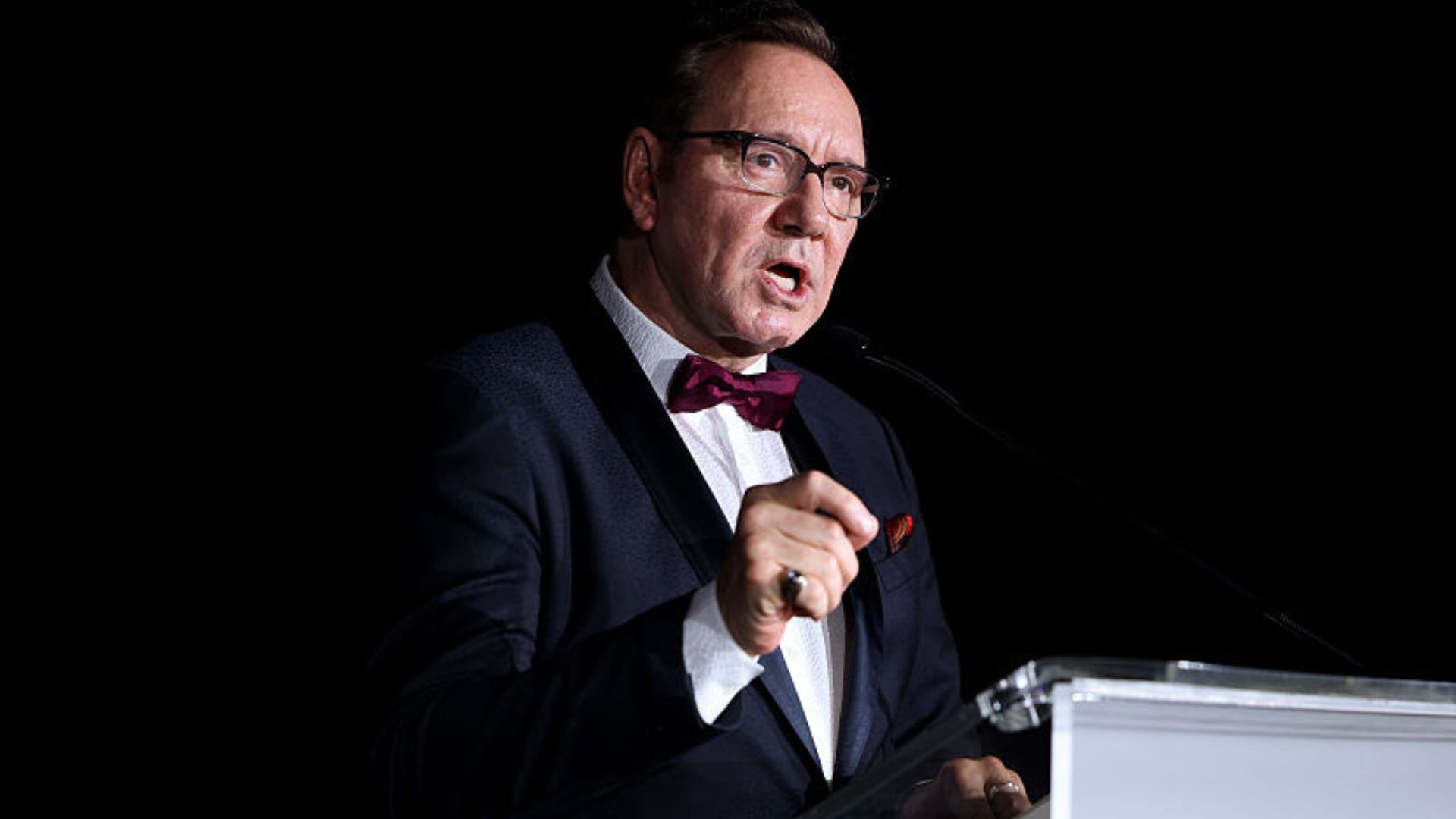 Kevin Spacey faz discurso emocionado em Cannes após ser inocentado por agressão sexual