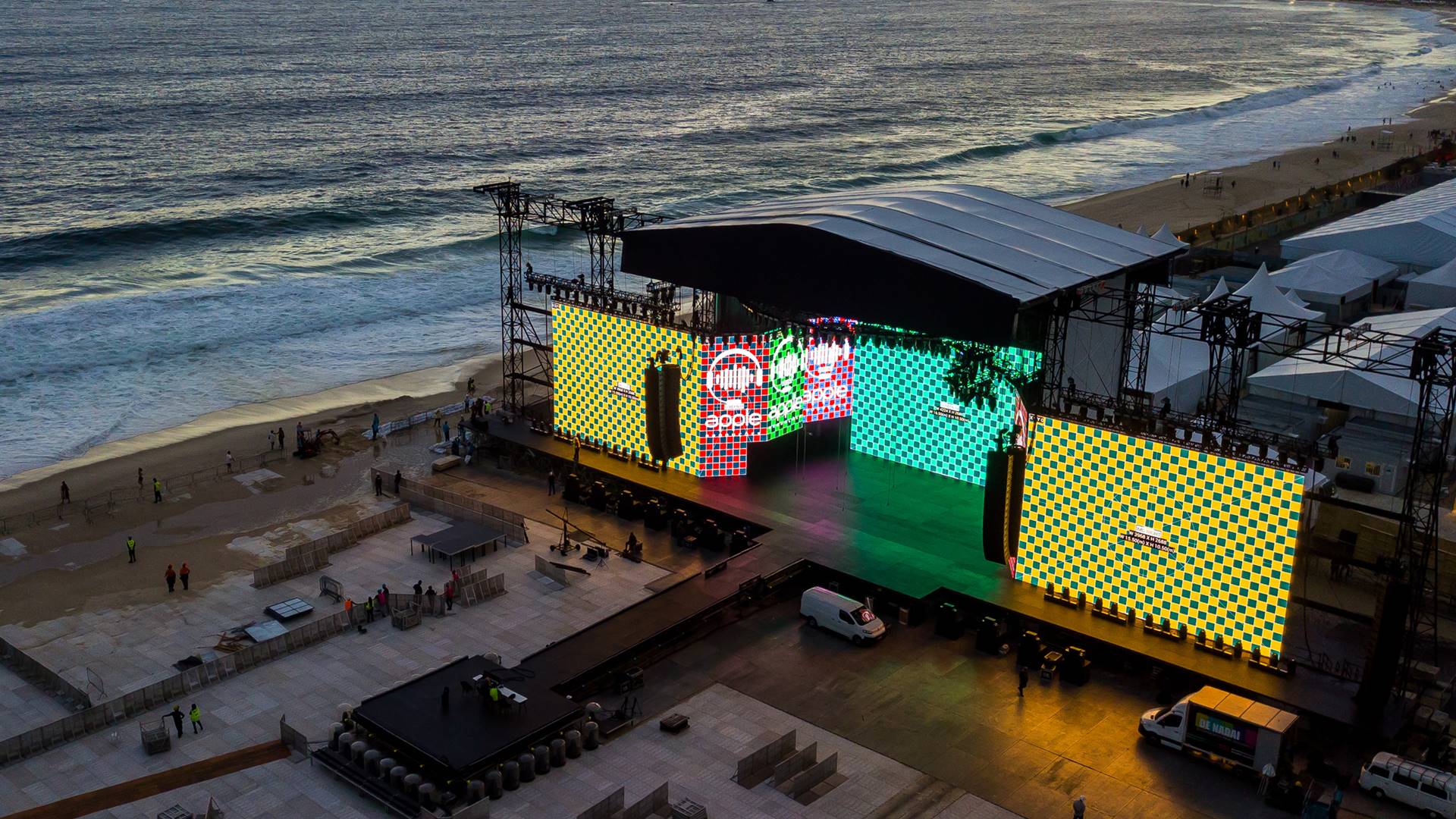 Palco montado para o show de Lady Gaga na praia de Copacabana, Rio de Janeiro