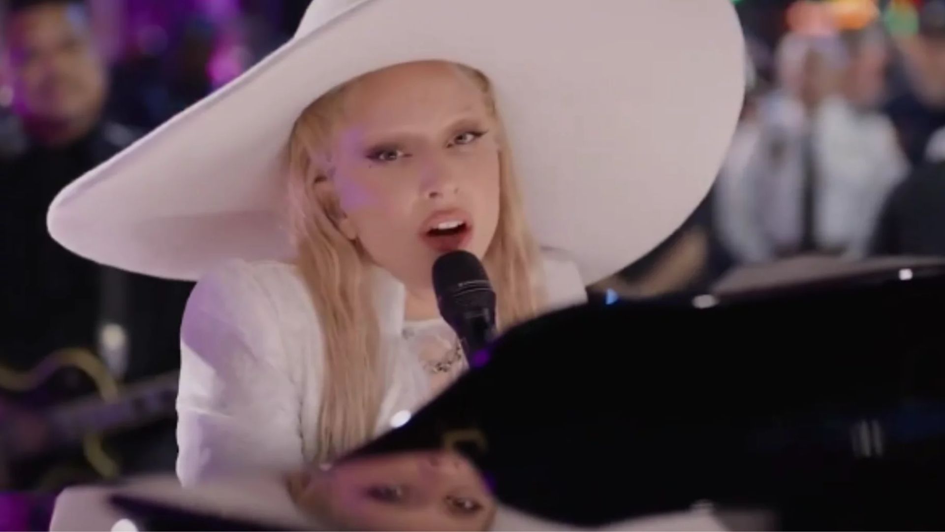 Lady Gaga vence o Emmy por apresentação no Super Bowl 2025