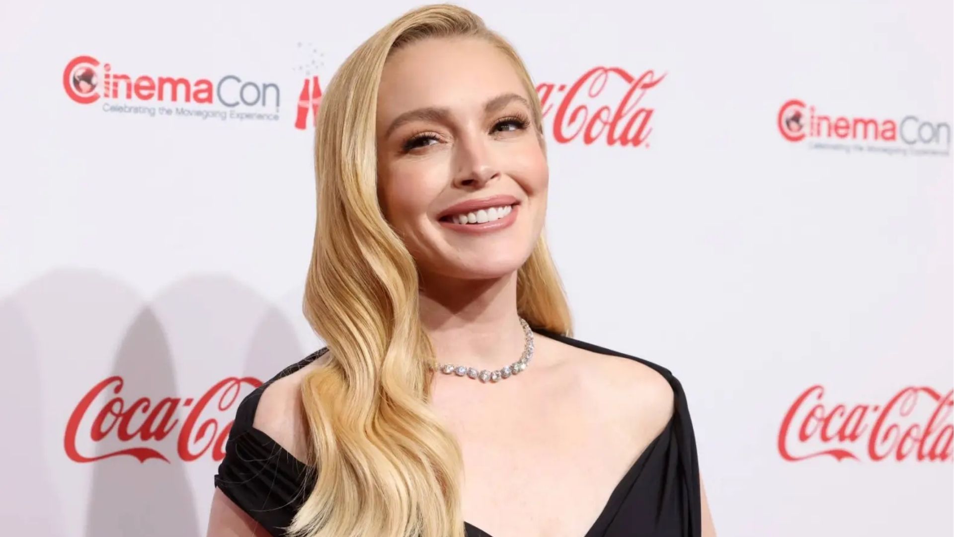 Lindsay Lohan marcou presença no CinemaCon no dia 3 de abril de 2025, em Las Vegas