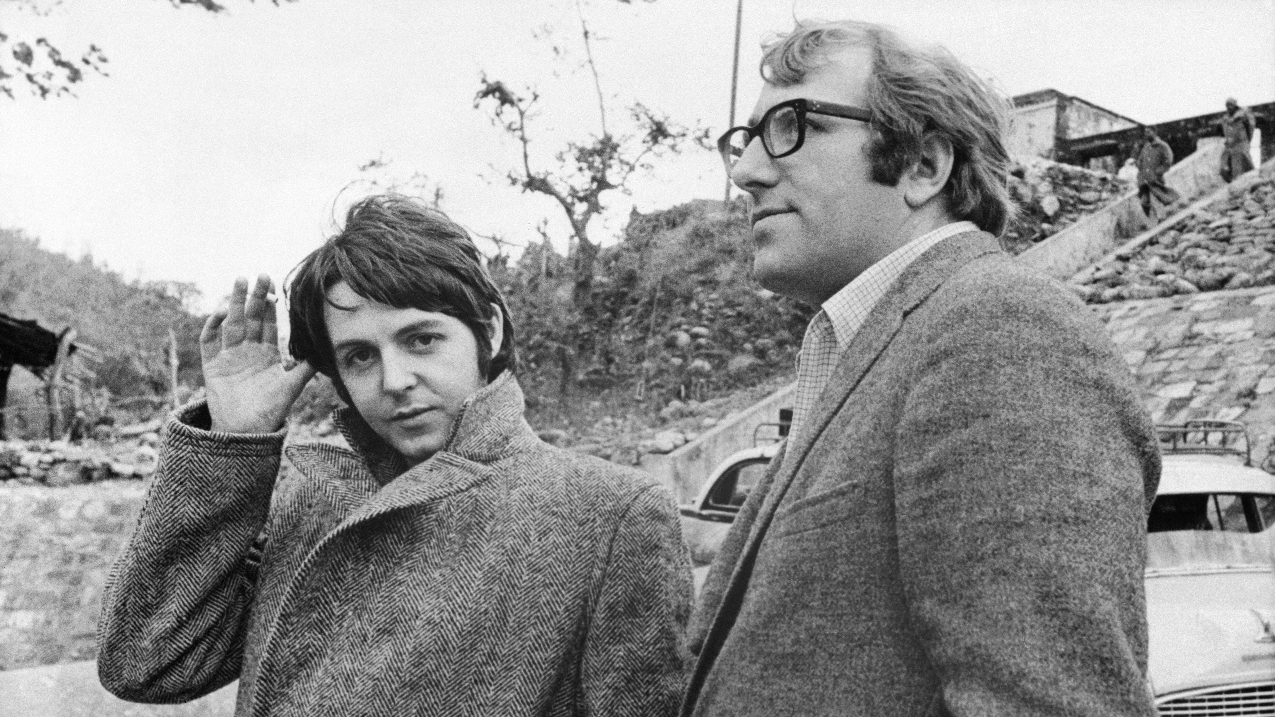 Paul McCartney e Mal Evans em 1968 (Foto: Bettmann/Getty Images)