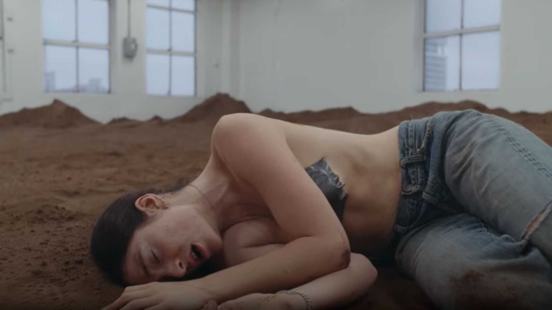 Lorde no videoclipe de "Man of the Year"