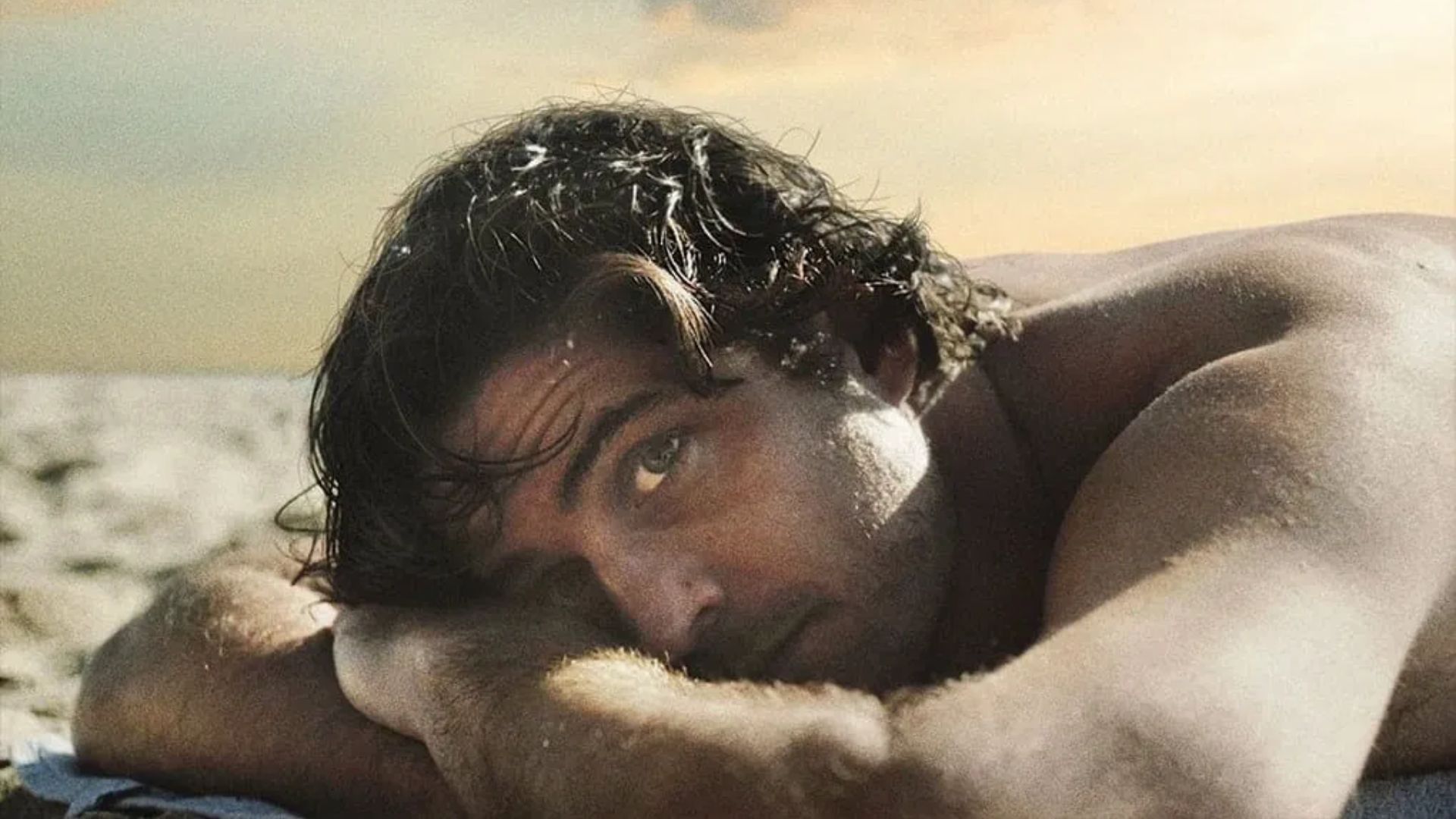 Maré Alta, drama gay com Marco Pigossi, estreia nas plataformas digitais