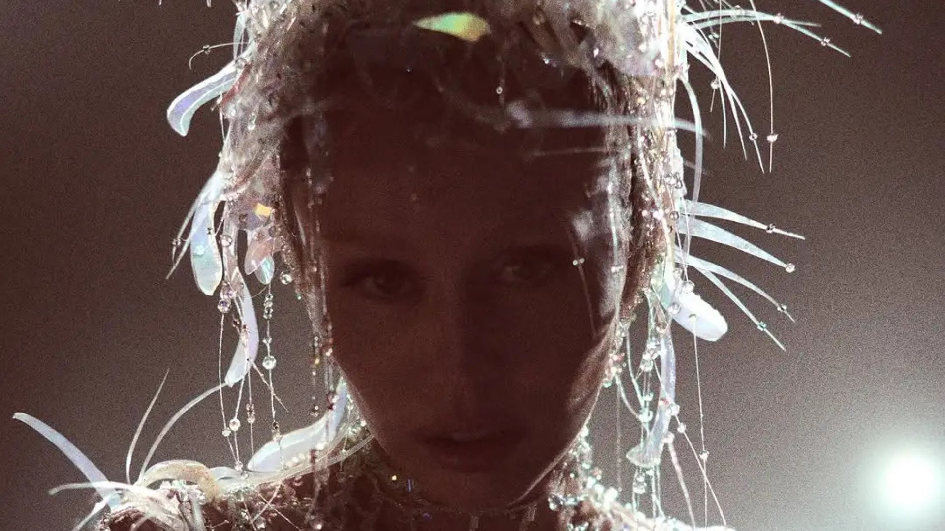 Miley Cyrus anuncia data para a sessão única de Something Beatiful