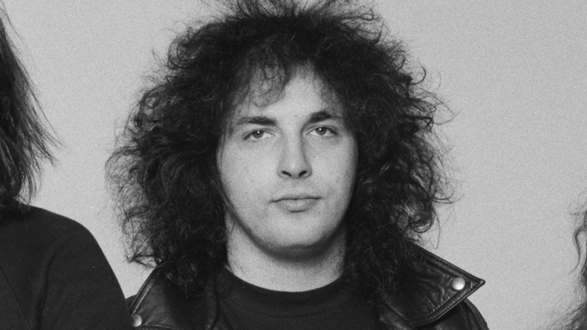 Paul Mario Day, primeiro vocalista do Iron Maiden, em foto de 1980