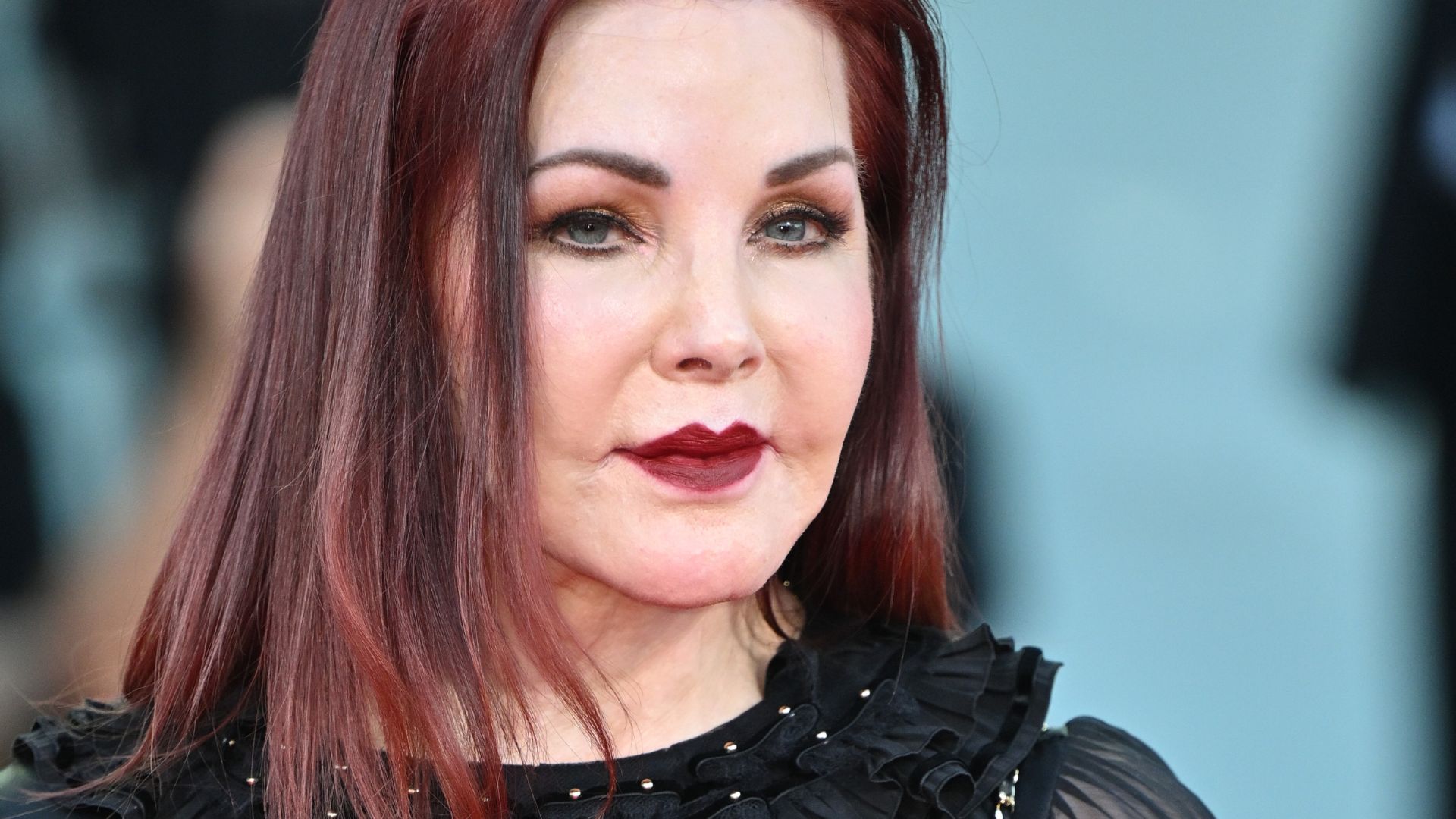 Priscilla Presley no red carpet do filme Priscilla