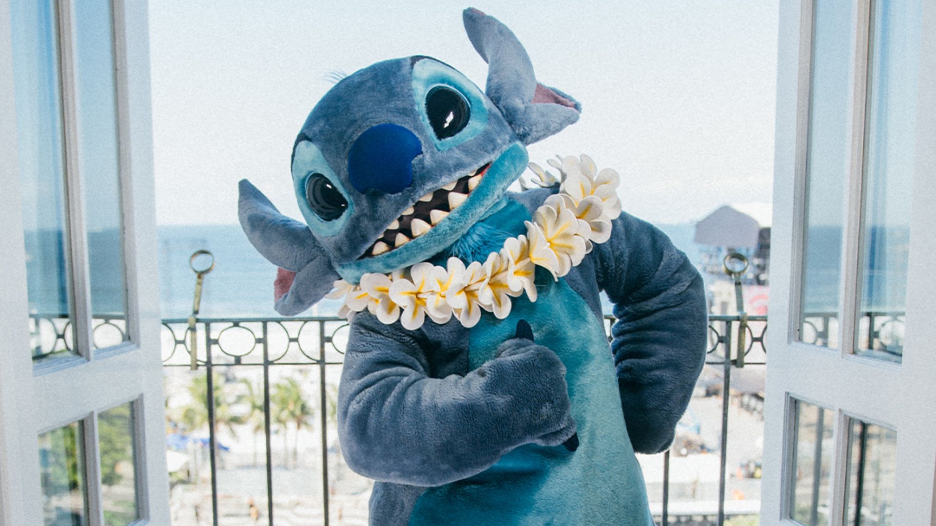 Stitch faz a alegria de 'little monsters' em passeio pelo Rio de Janeiro