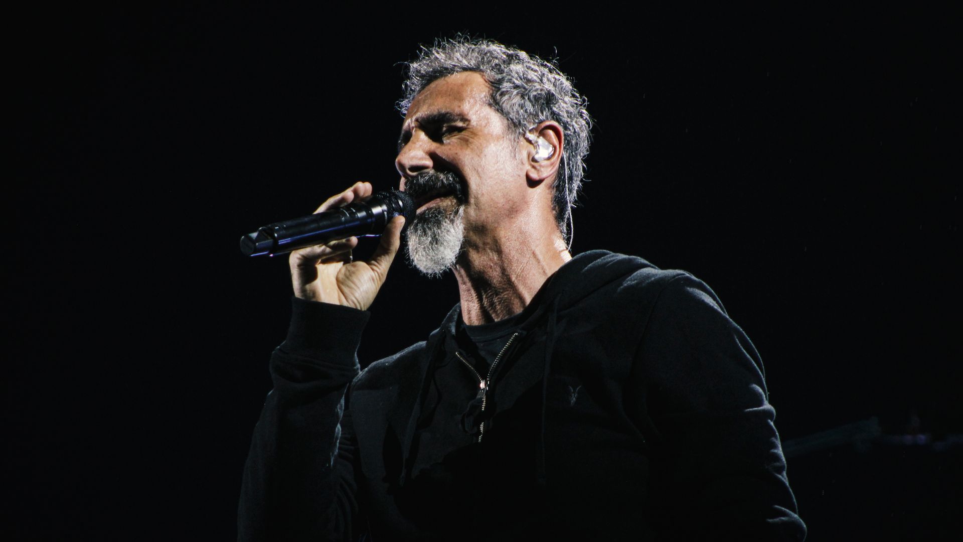 Serj Tankian em show do System of a Down realizado em 10 de maio de 2025, no Allianz Parque