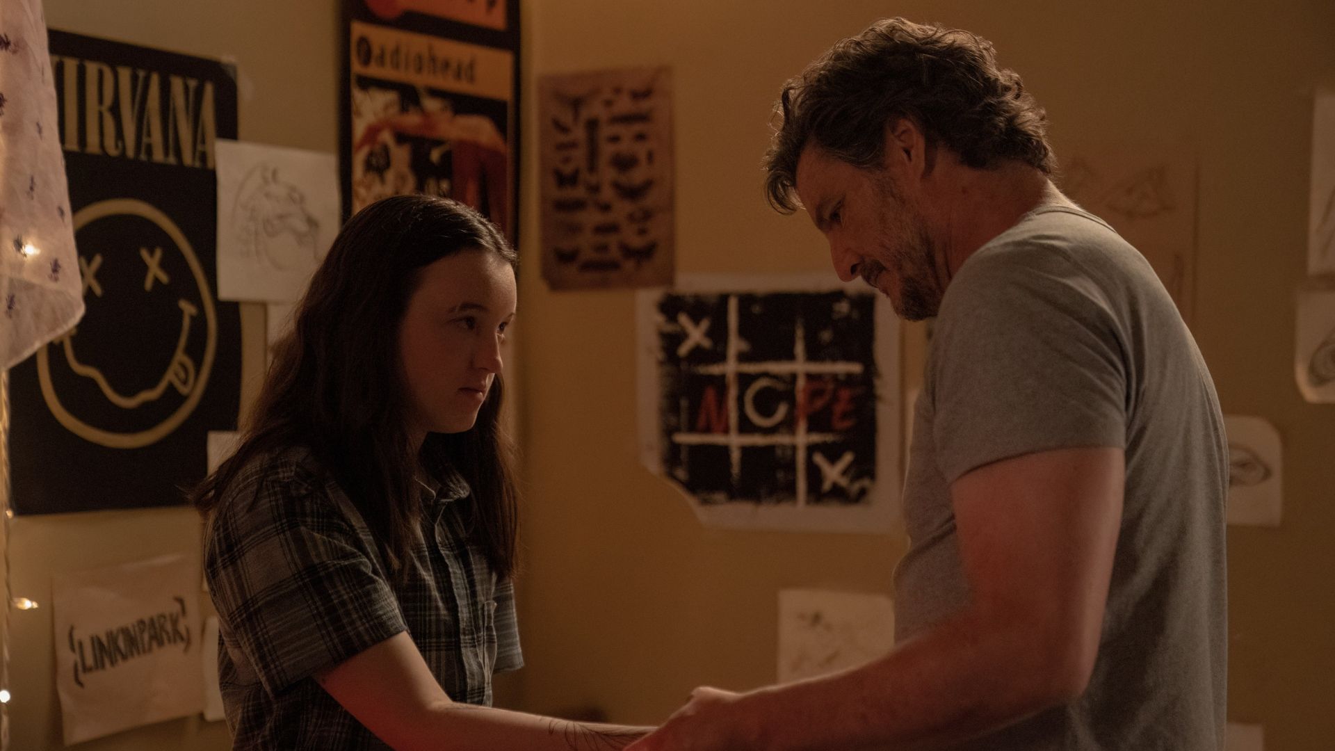 Bella Ramsey como Ellie e Pedro Pascal como Joel na segunda temporada de The Last of Us