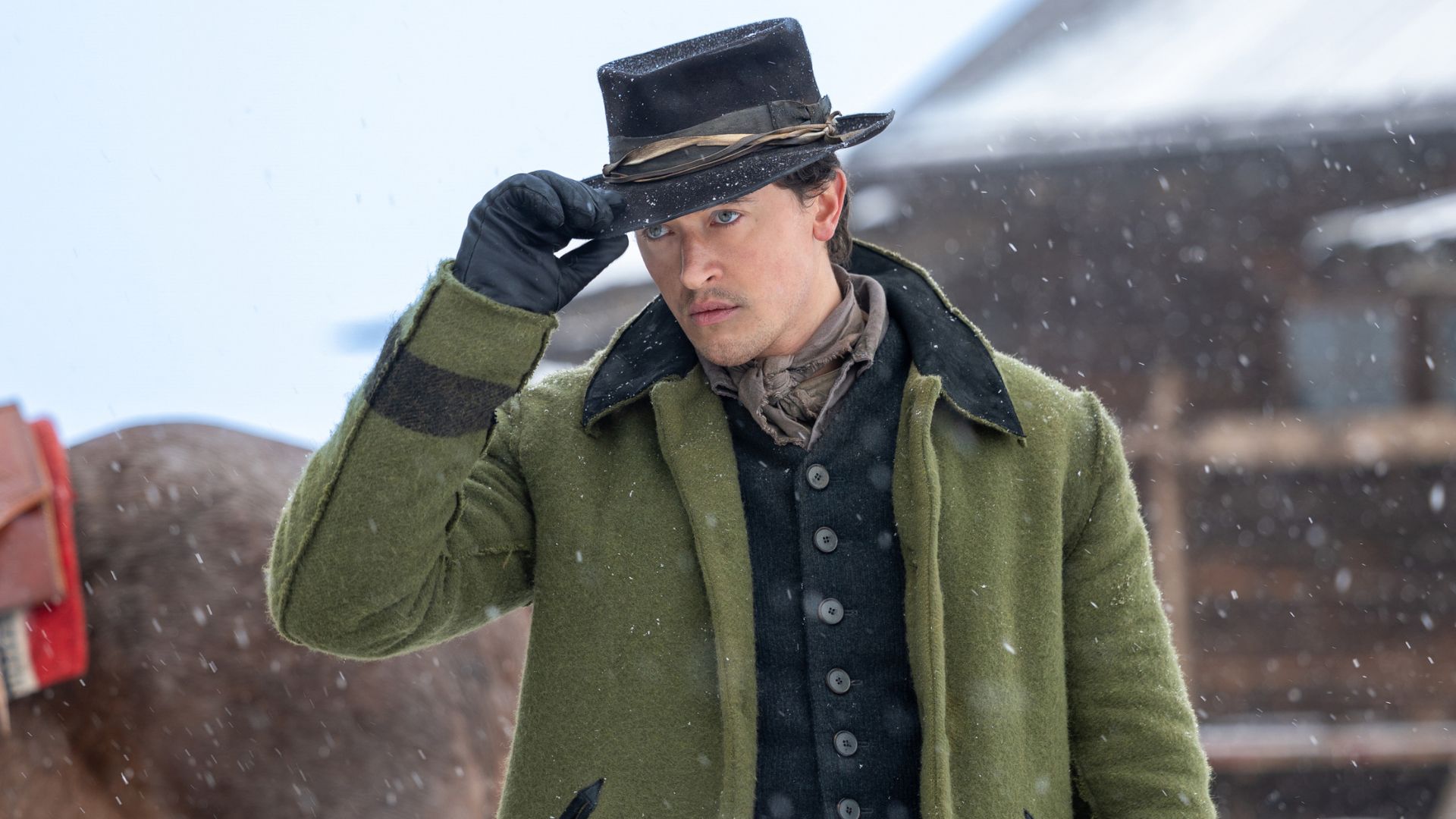 Tom Blyth revela que ouve 'punk para entrar no espírito' de Billy the Kid em série