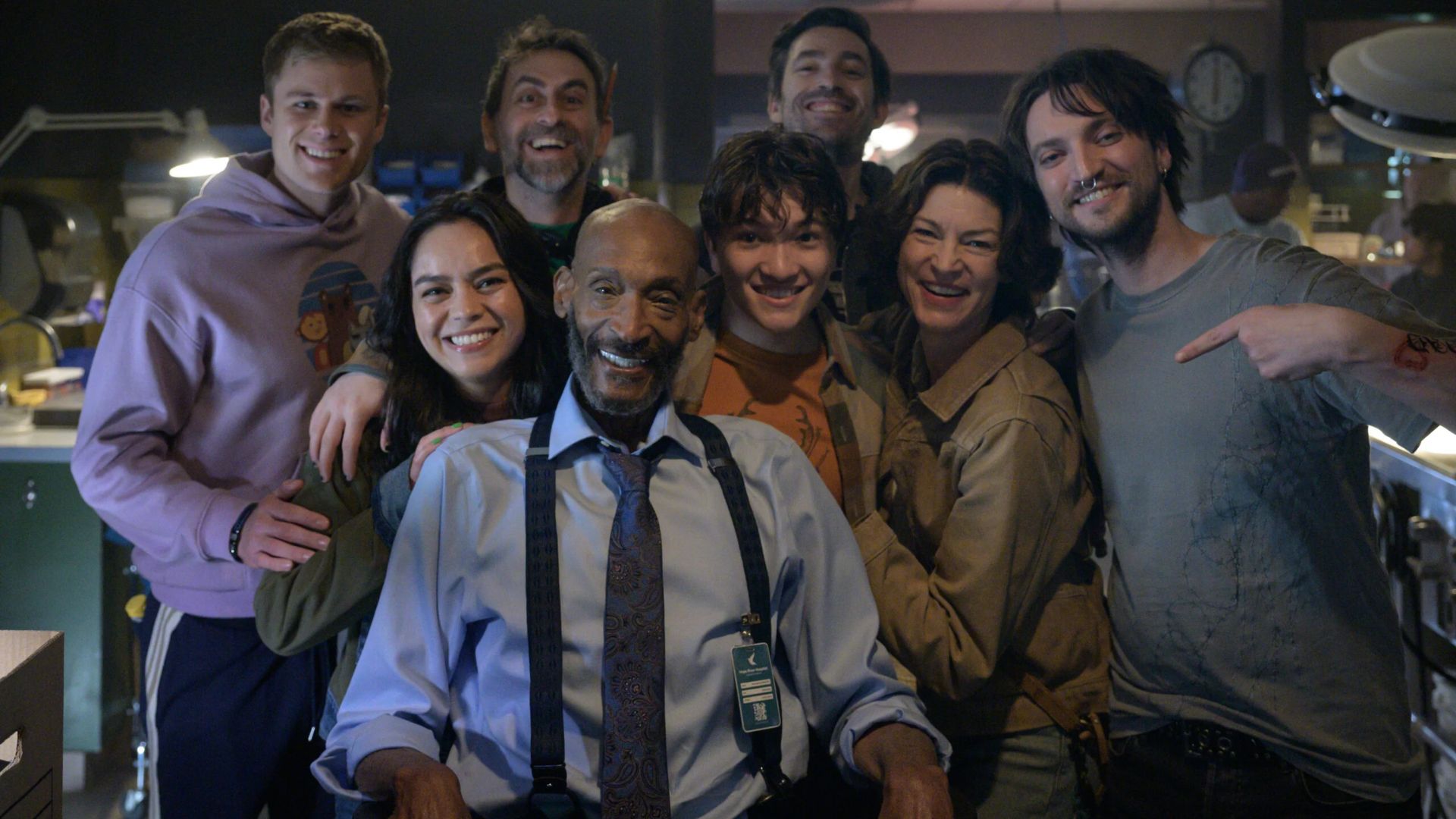 Tony Todd (sentado, no centro) falou sobre a própria morte em sua cena final, diz diretor de Premonição 6: Laços de Sangue