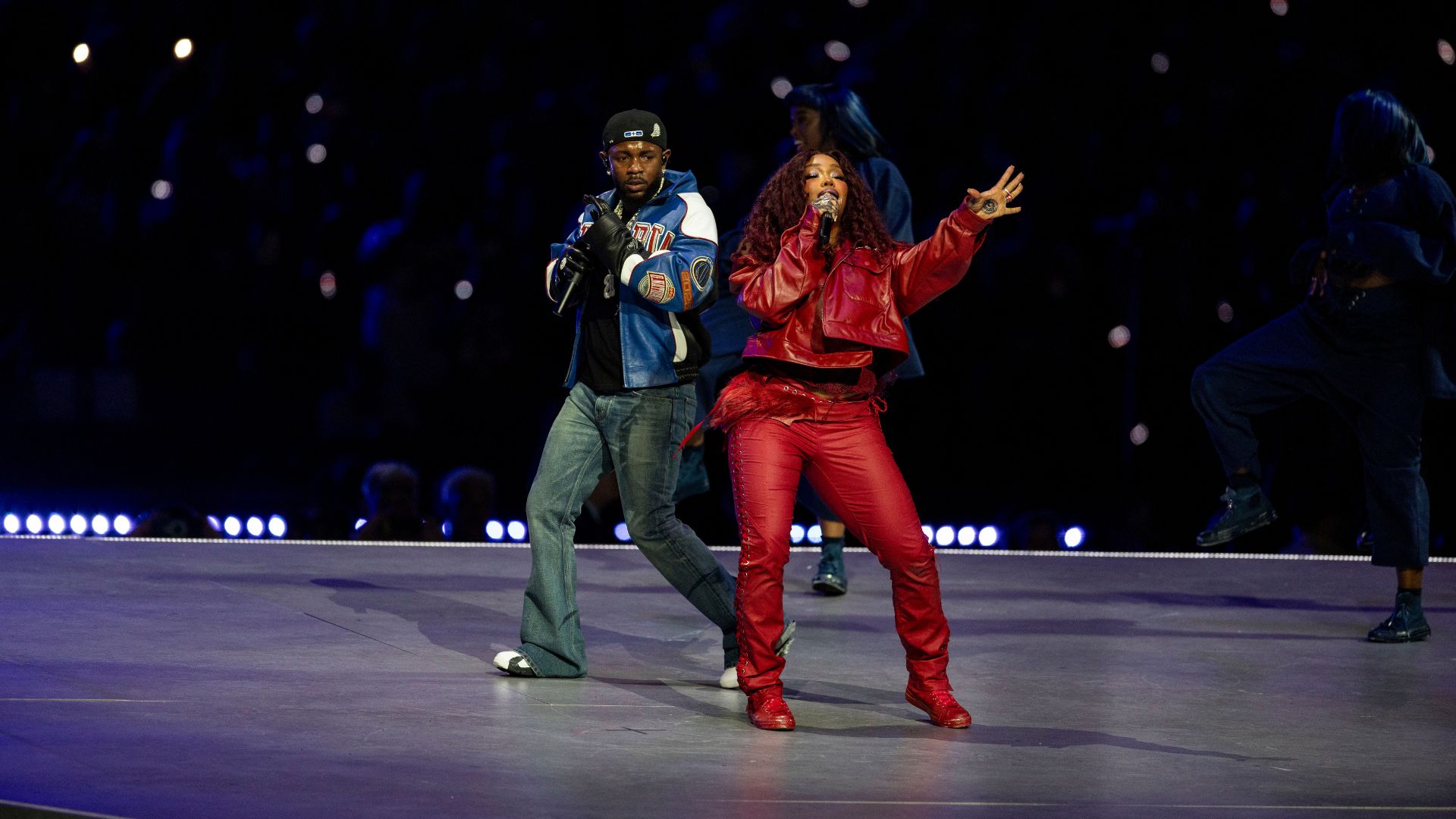 Kendrick Lamar e SZA em apresentação no show do intervalo do Super Bowl LIX