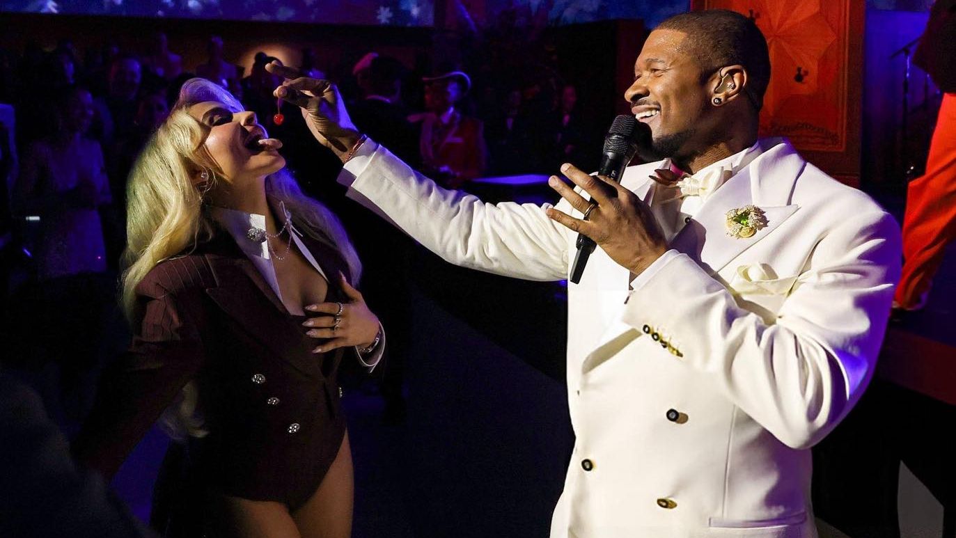 Sabrina Carpenter e Usher brincam no Met Gala (Foto: Kevin Mazur/MG25/Getty Images)