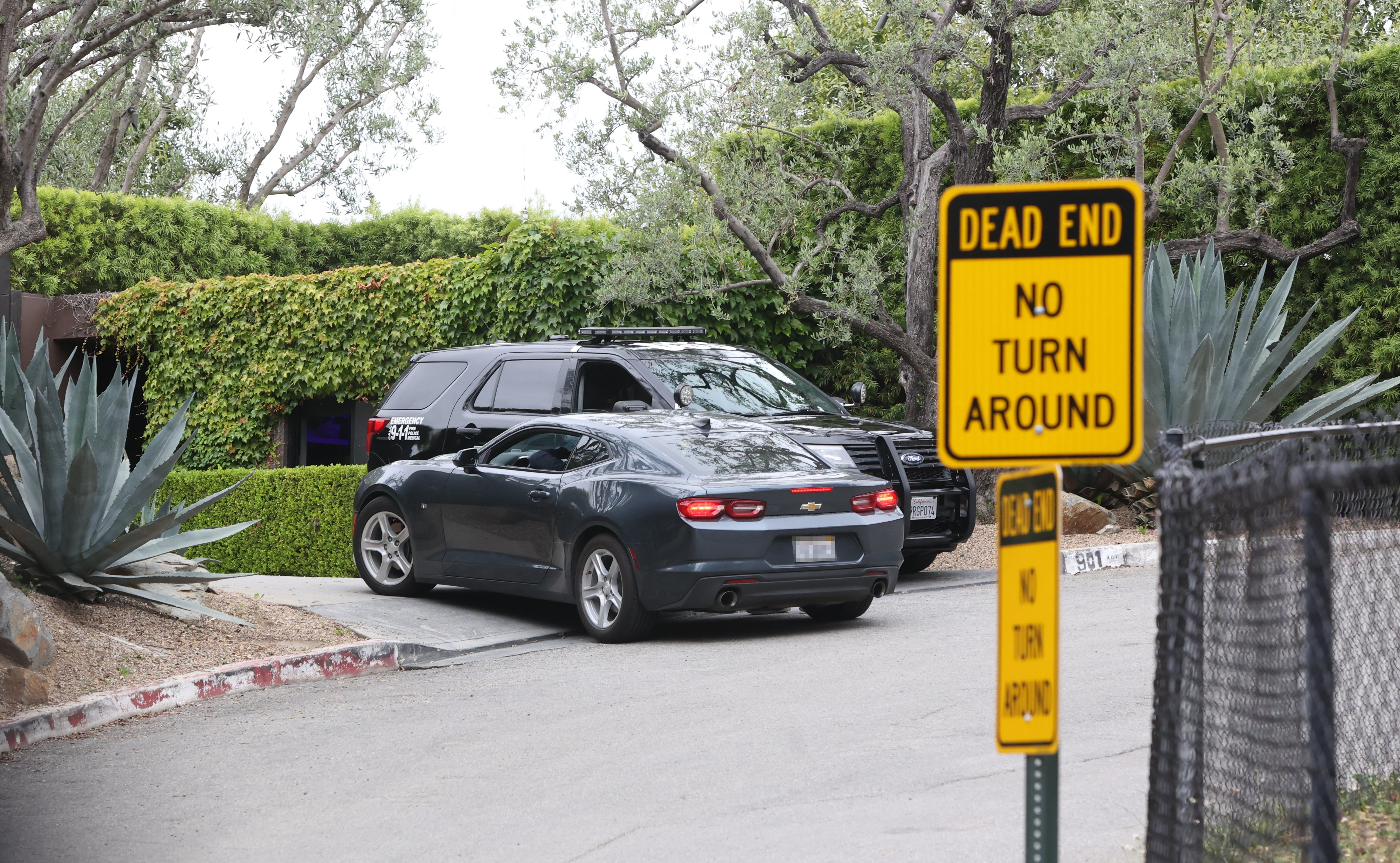Visão geral do portão externo da casa de Jennifer Aniston em 5 de maio de 2025 em Bel Air