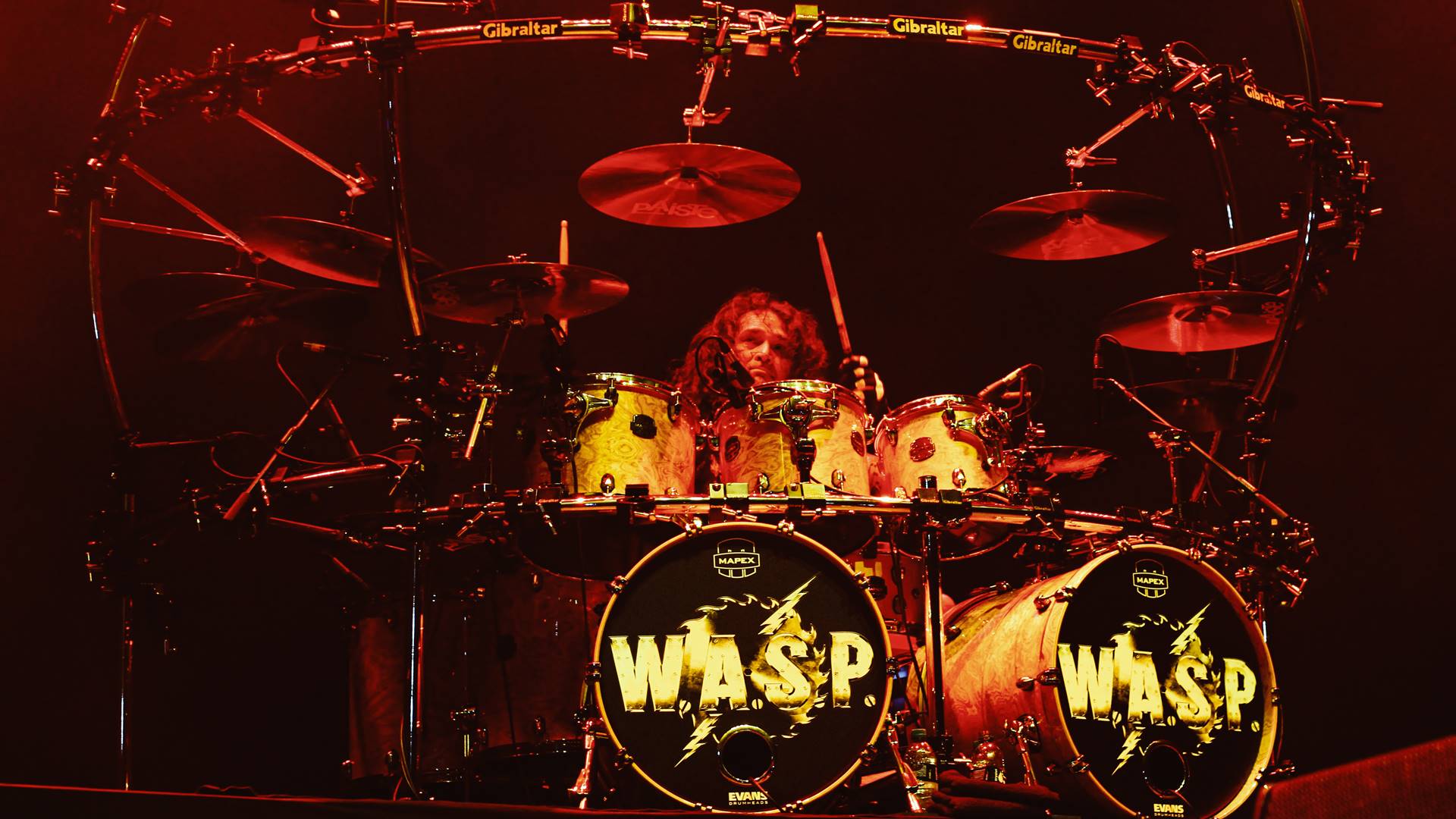 Aquiles Priester com o W.A.S.P. no Bangers Open Air 2025 - Foto: Igor Aleixo @aleixoox / Rolling Stone Brasil