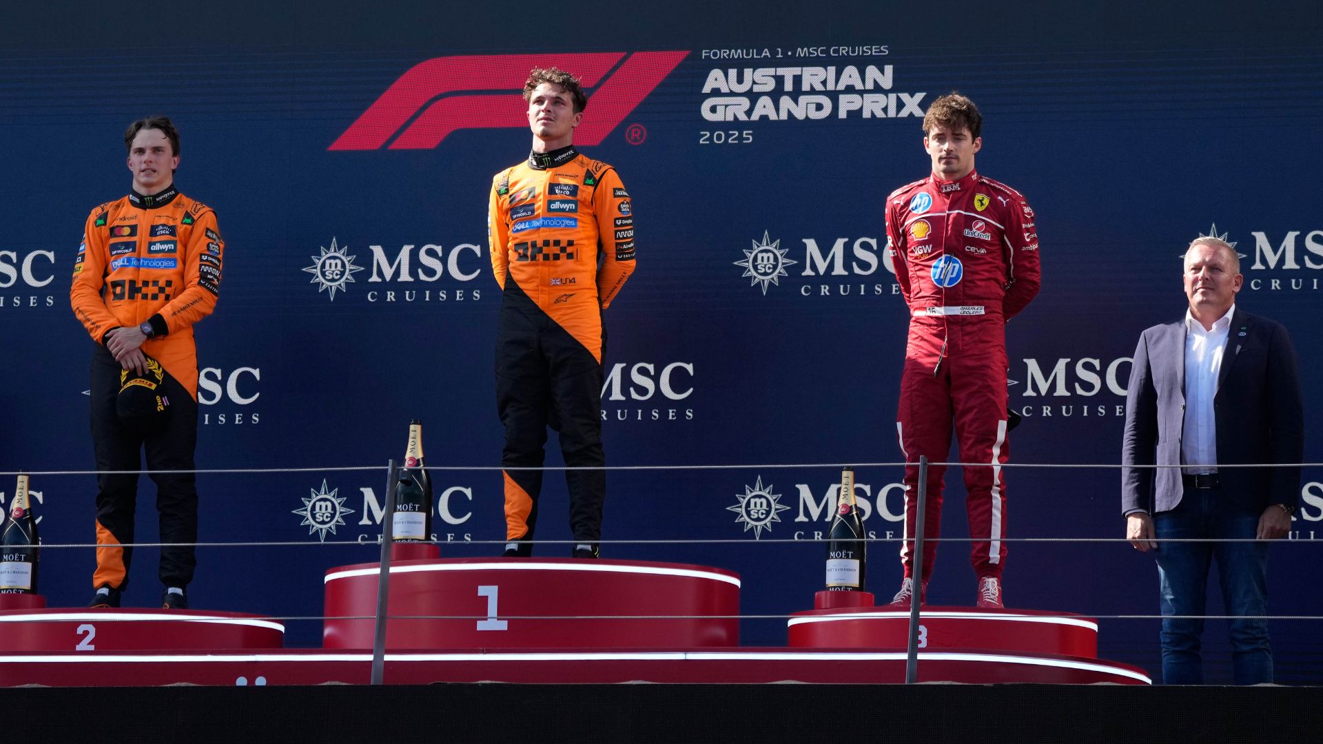 Cerimônia de vitória com Oscar Piastri, Lando Norris, Charles Leclerc e o governador da Estíria, Mario Kunasek, durante Grande Prêmio da Áustria de F1, em 29 de junho de 2025