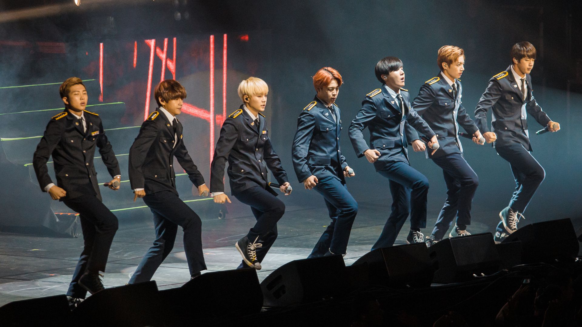 Jin, Suga, J-Hope, RM, Jimin, V e Jungkook, membros do grupo de K-pop BTS, em São Paulo, 2015