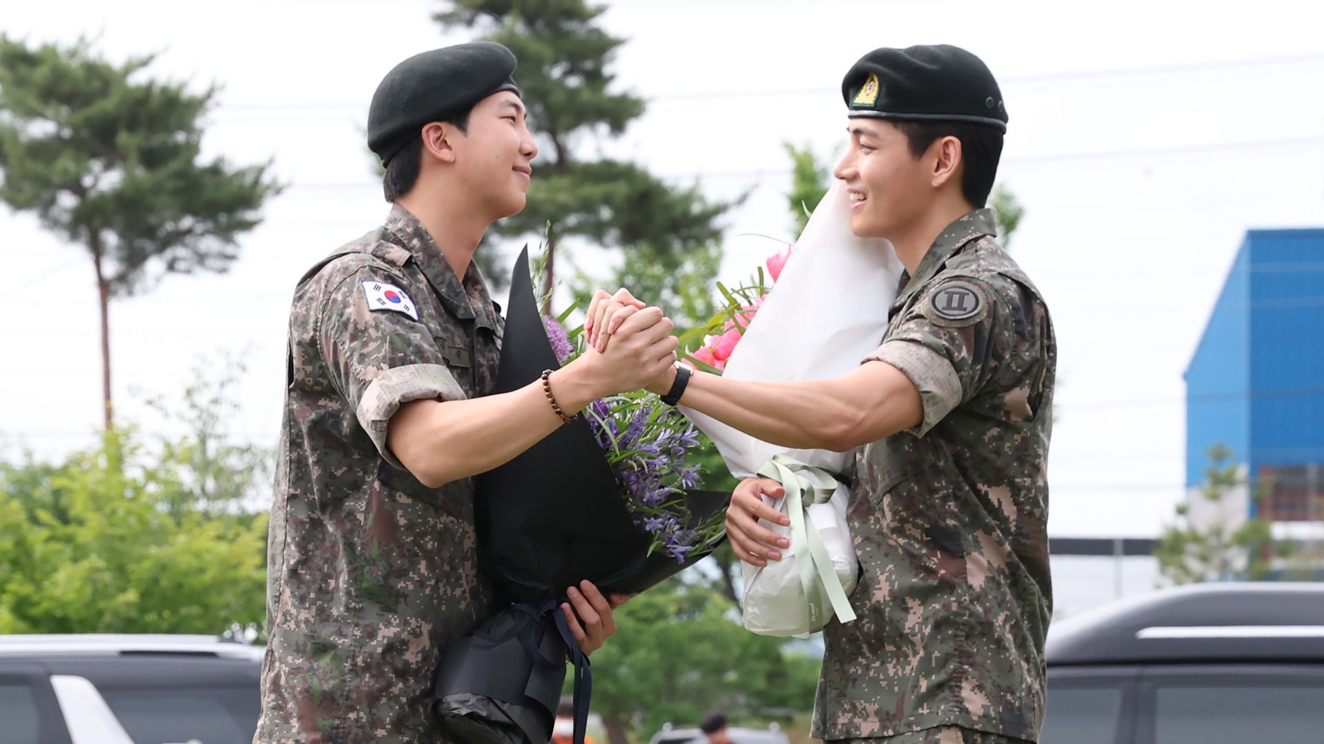 Os membros do grupo de K-POP, BTS, RM e V, após serem dispensados ​​do serviço militar obrigatório na Coreia do Sul